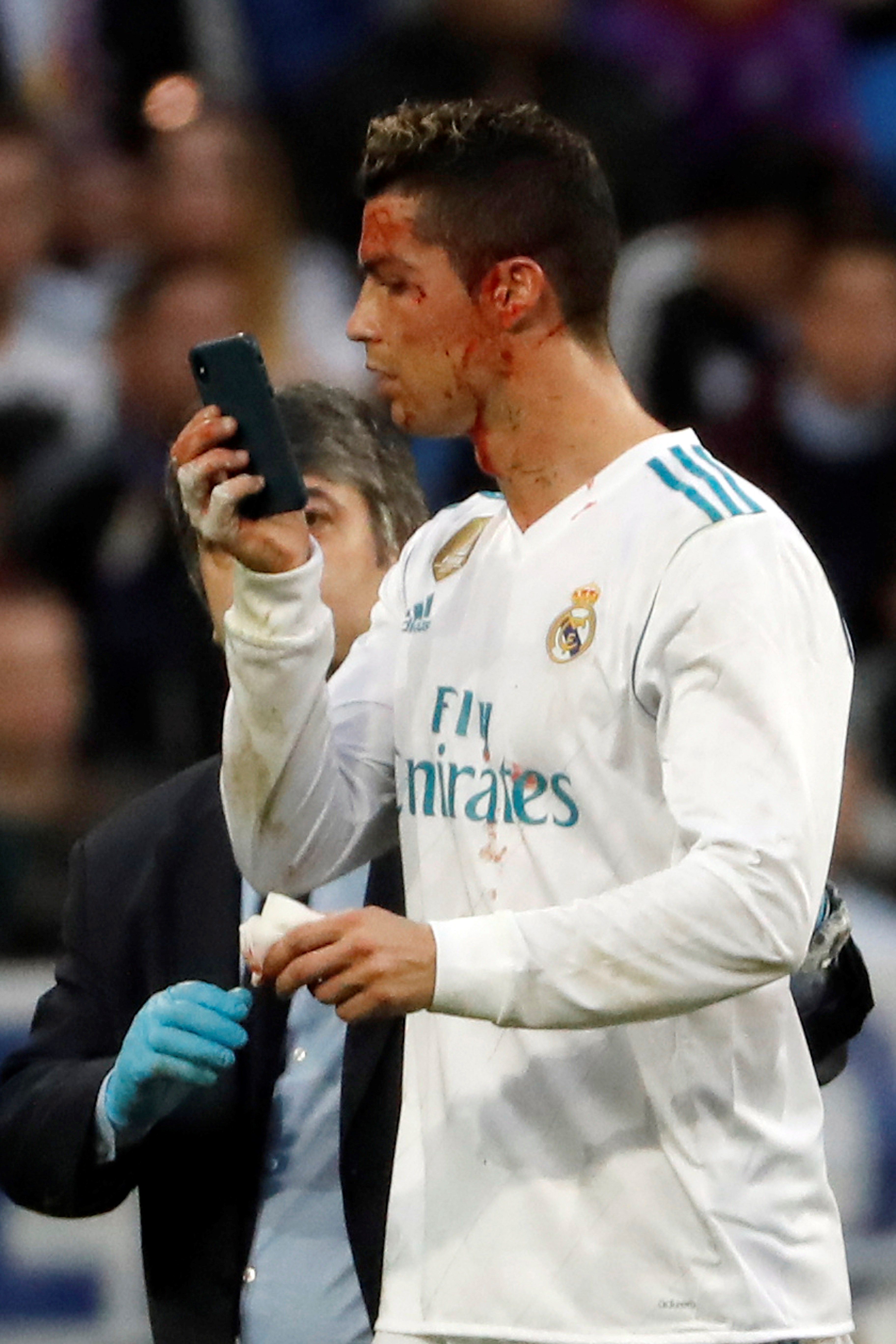 Las redes no perdonan la foto de Cristiano con el teléfono