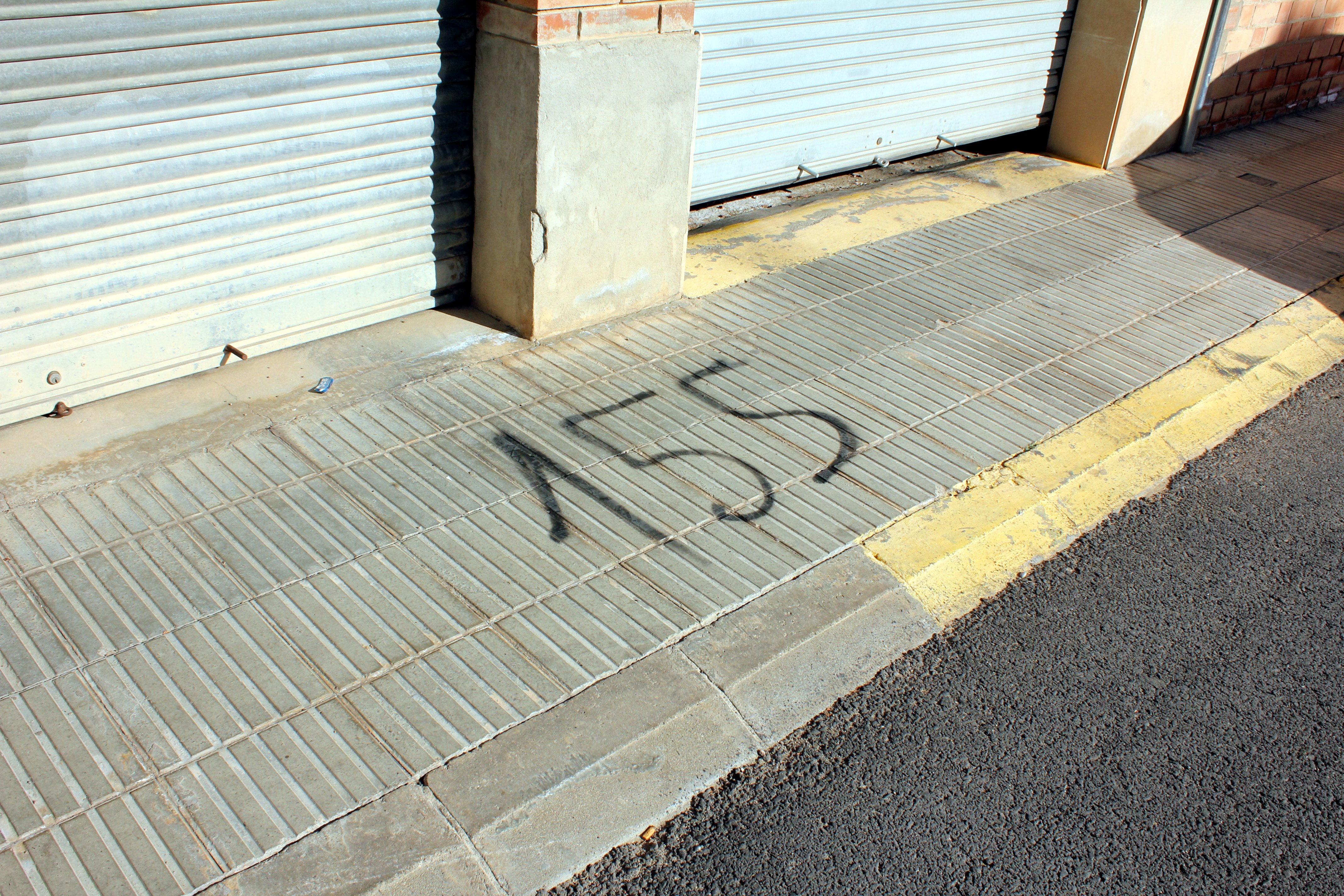 Ataquen amb ous i pintades del 155 cases del Palau d'Anglesola