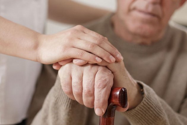anciano abuelo cuidadora