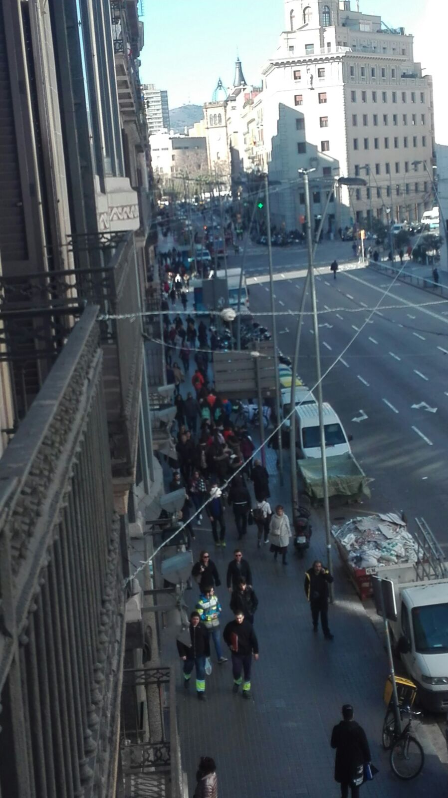 Falsa alarma a plaça Catalunya per una olla en una paperera