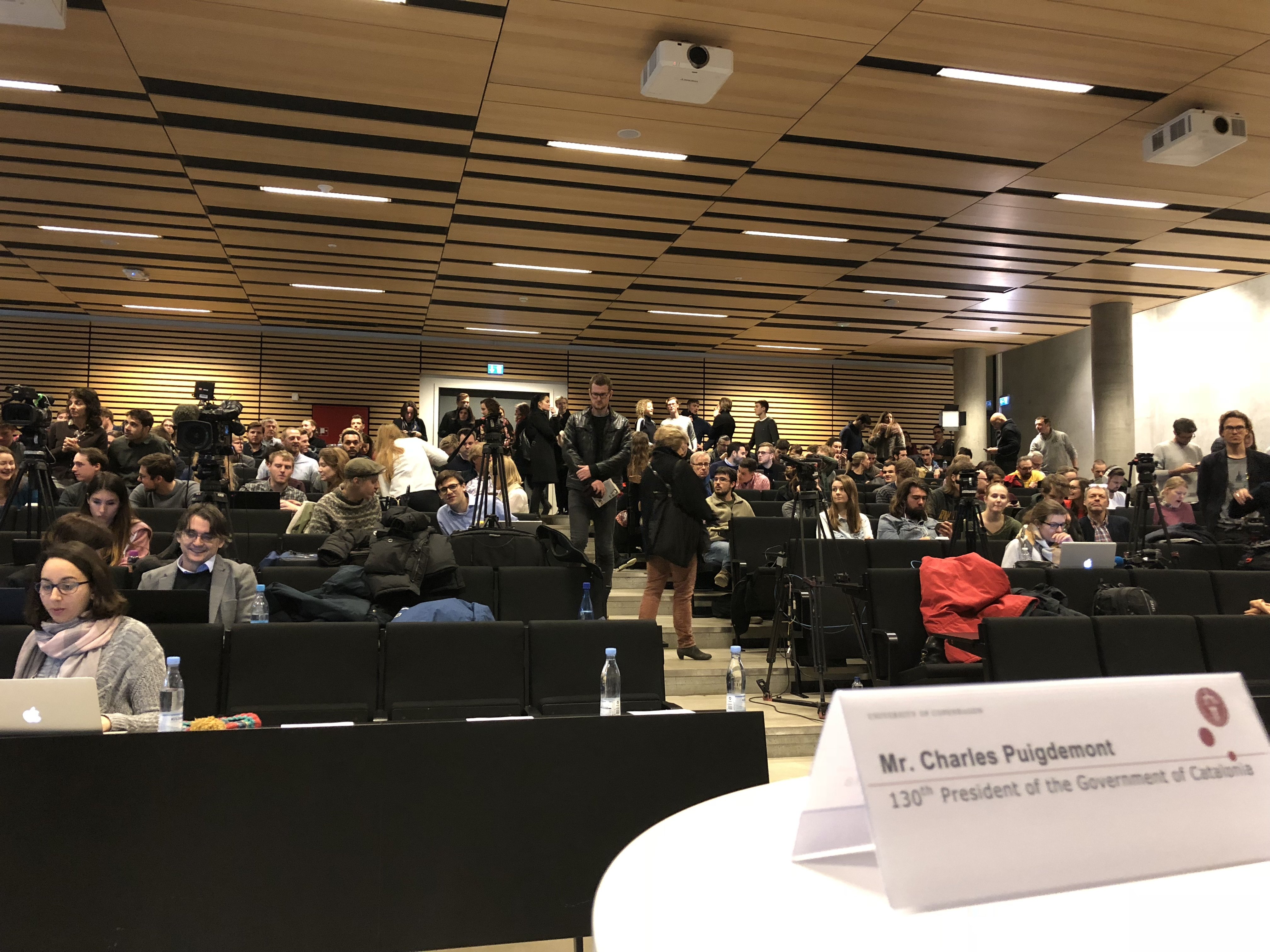 Màxima expectació a la Universitat de Copenhaguen per l'acte de Puigdemont