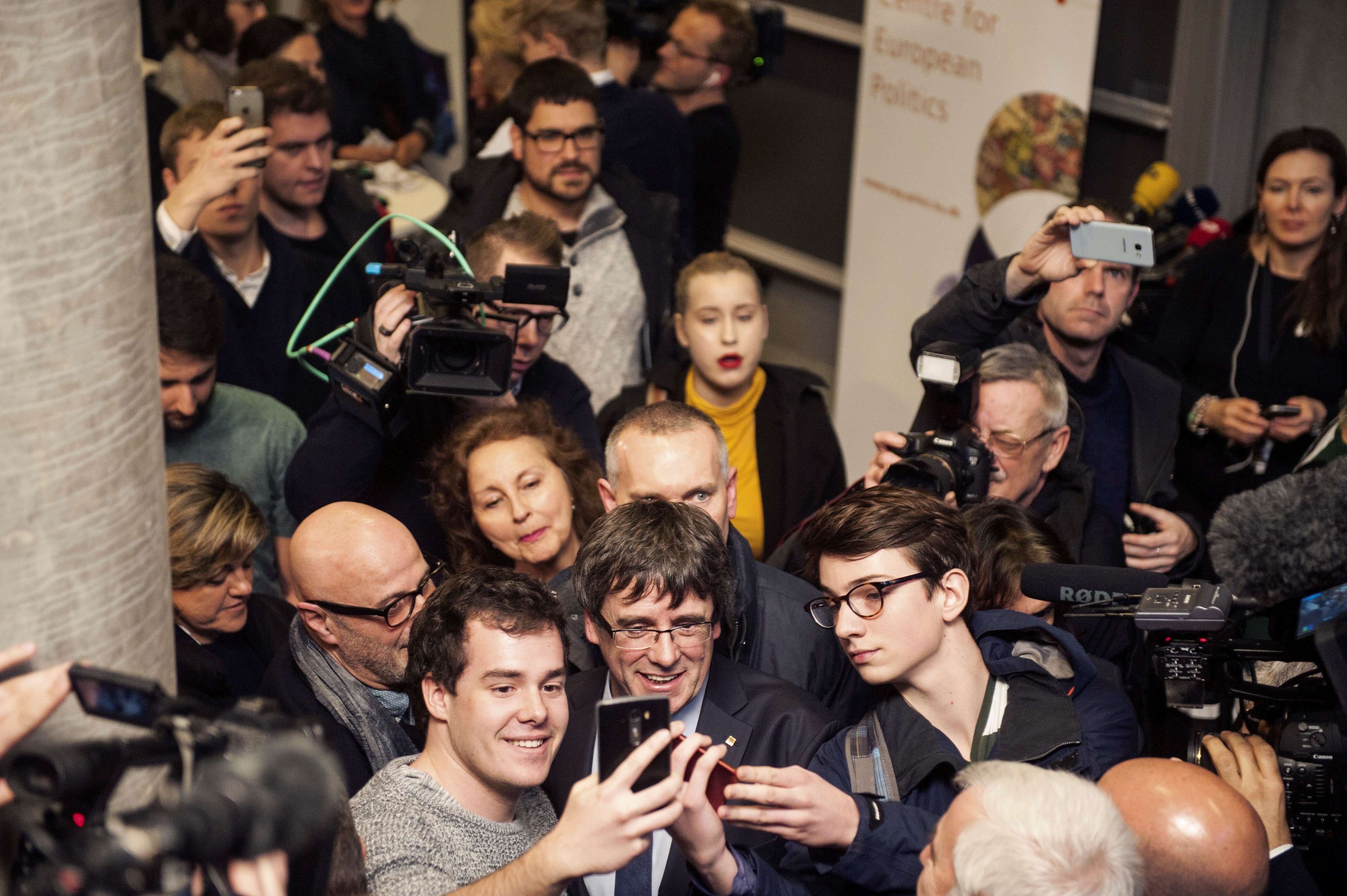 Vídeo: Puigdemont, ovacionat en arribar a la Universitat de Copenhaguen