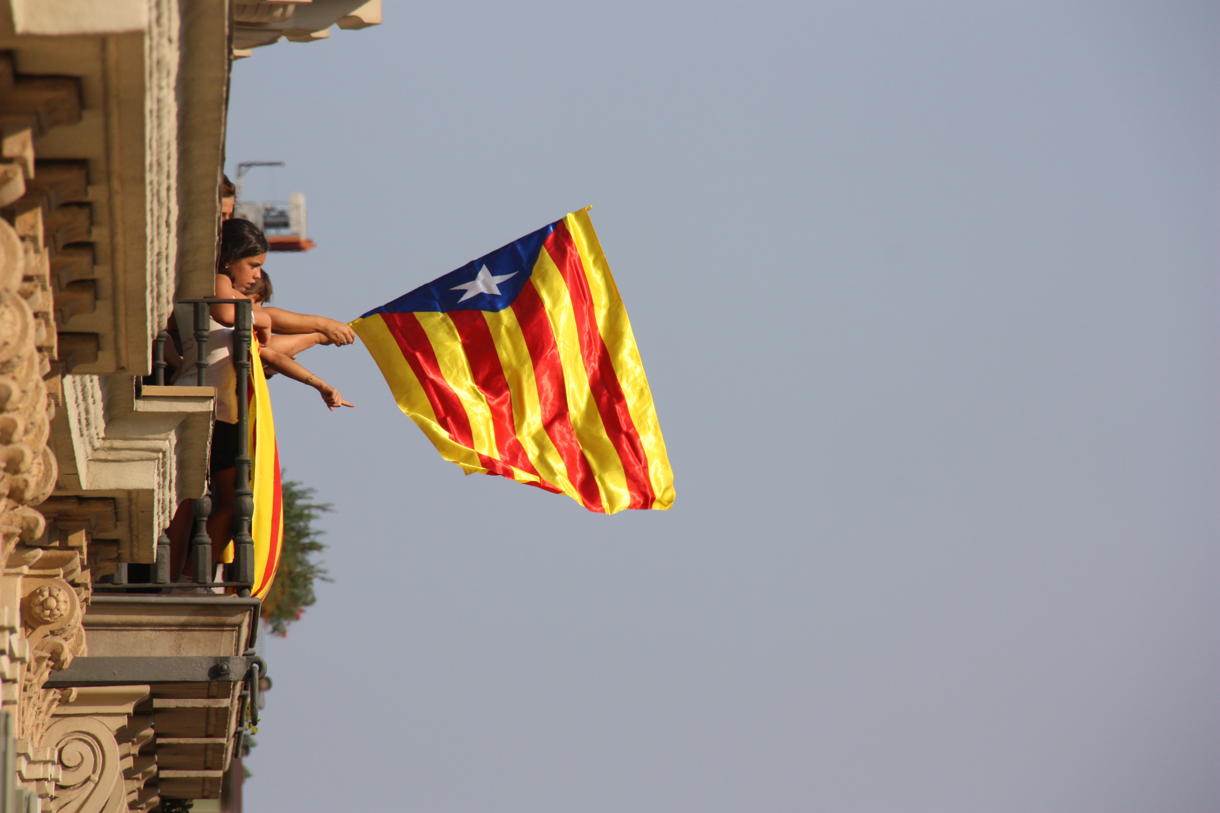 Disparan balines contra un balcón de las Corts por tener una estelada