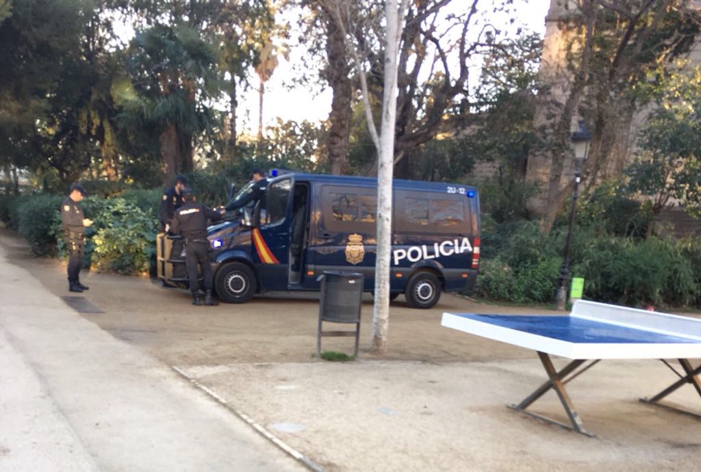 La policia espanyola vigila el Parlament "perquè ve la investidura"