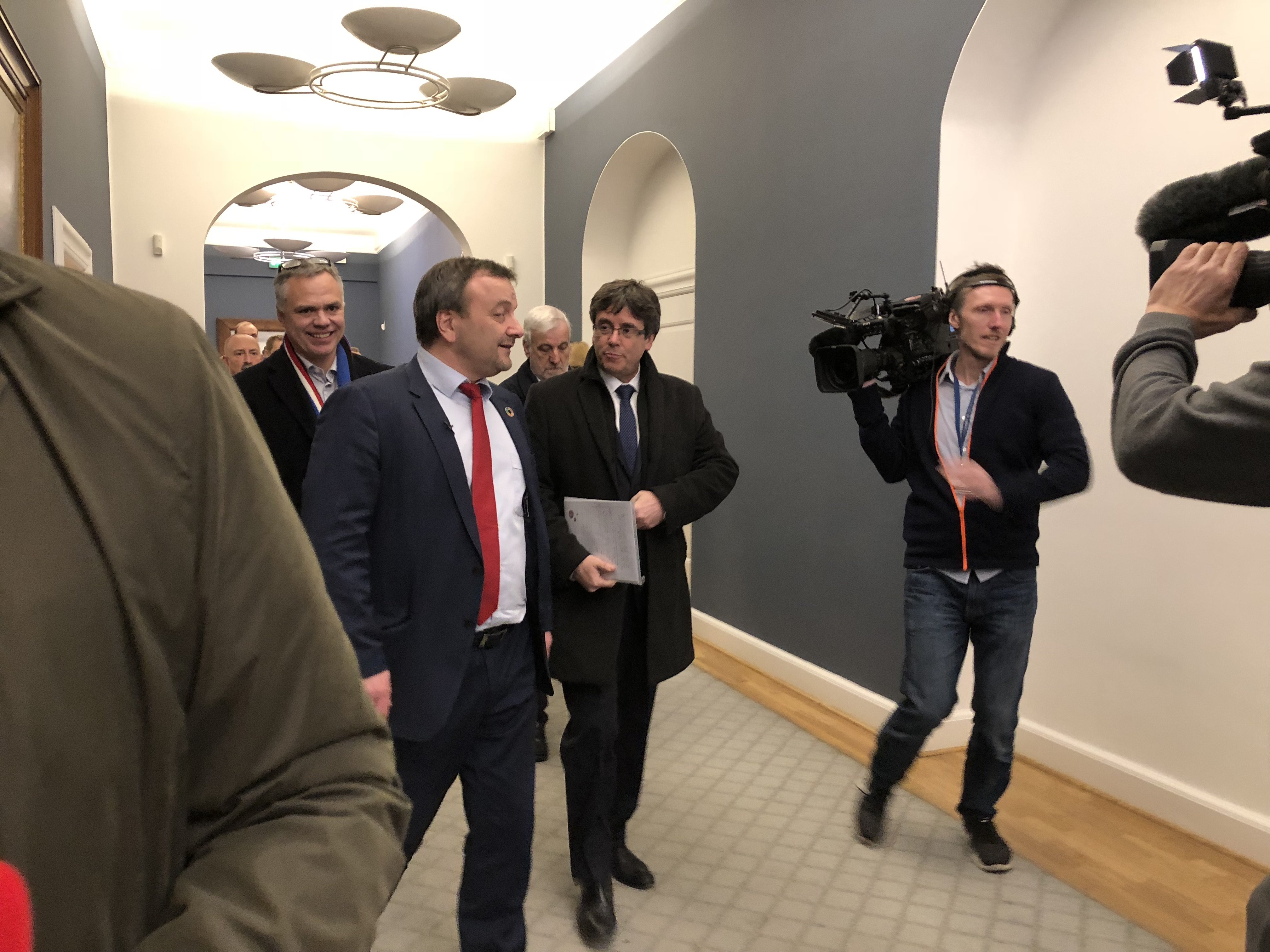 Puigdemont entra al Parlament (de Dinamarca)