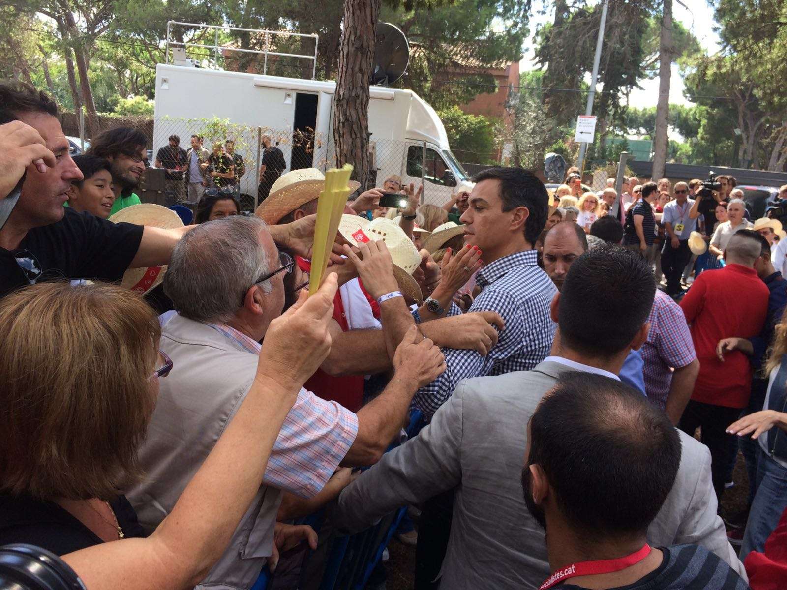 Sánchez garantiza que intentará desbancar a Rajoy y recibe el apoyo entusiasta del PSC