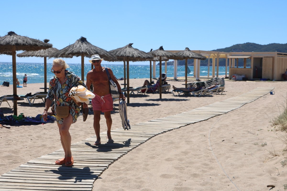 Bandera vermella a 21 platges del Barcelonès i el Maresme per mala qualitat de l'aigua