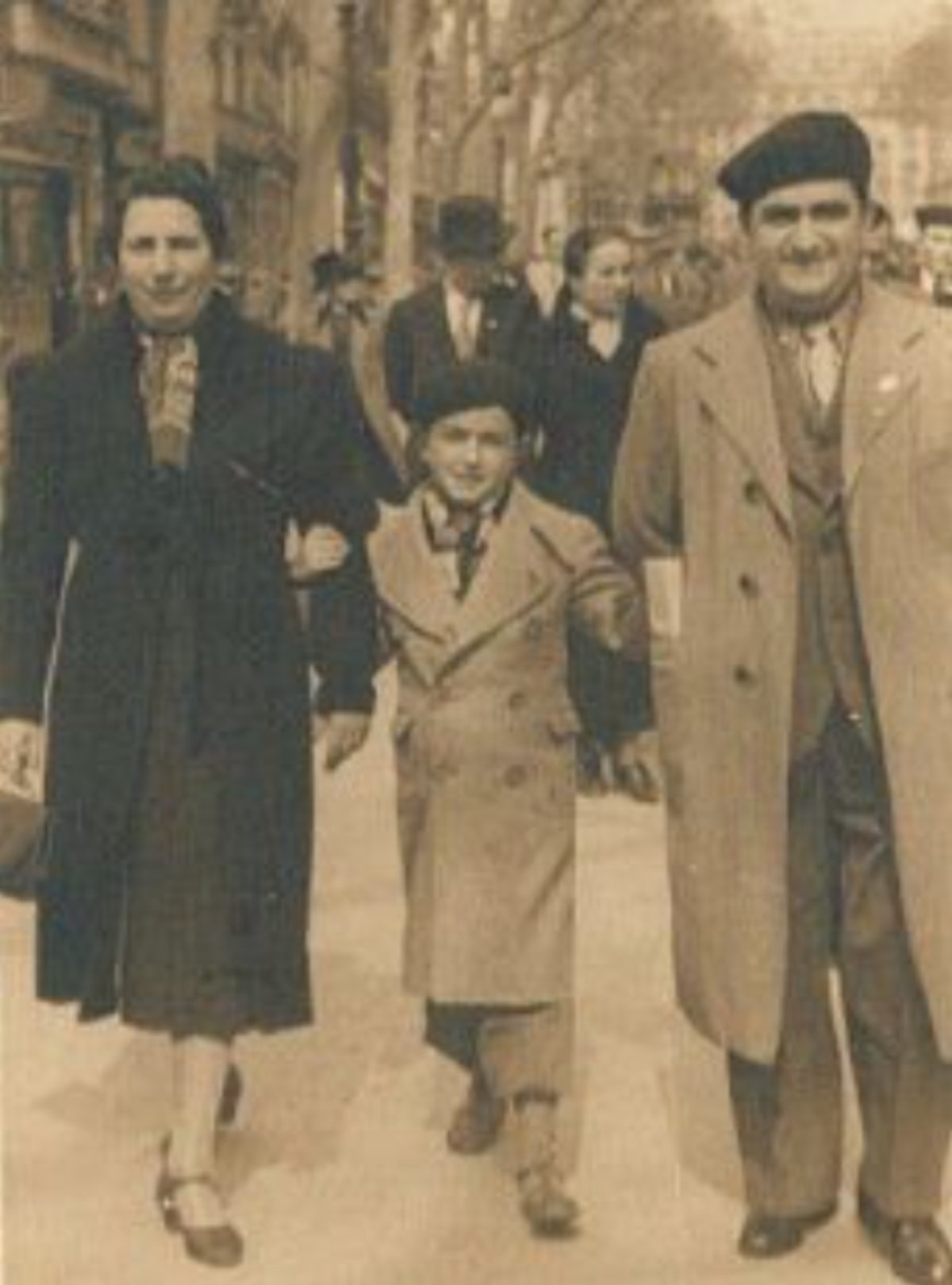 Familia Palomo Sagués i Adjiman a la Rambla de Barcelona (circa 1936). Font European Observatory on Memories