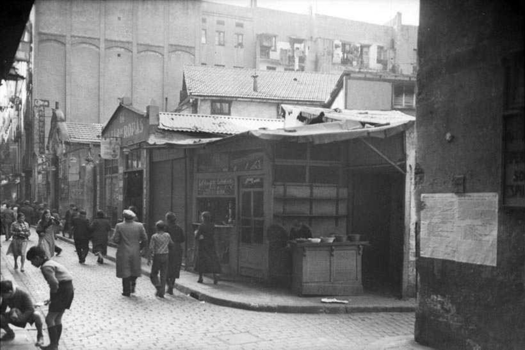 La botiga de Lleó Alexandrovich. Foto Josep Brangulí. Font Arxiu Nacional de Catalunya