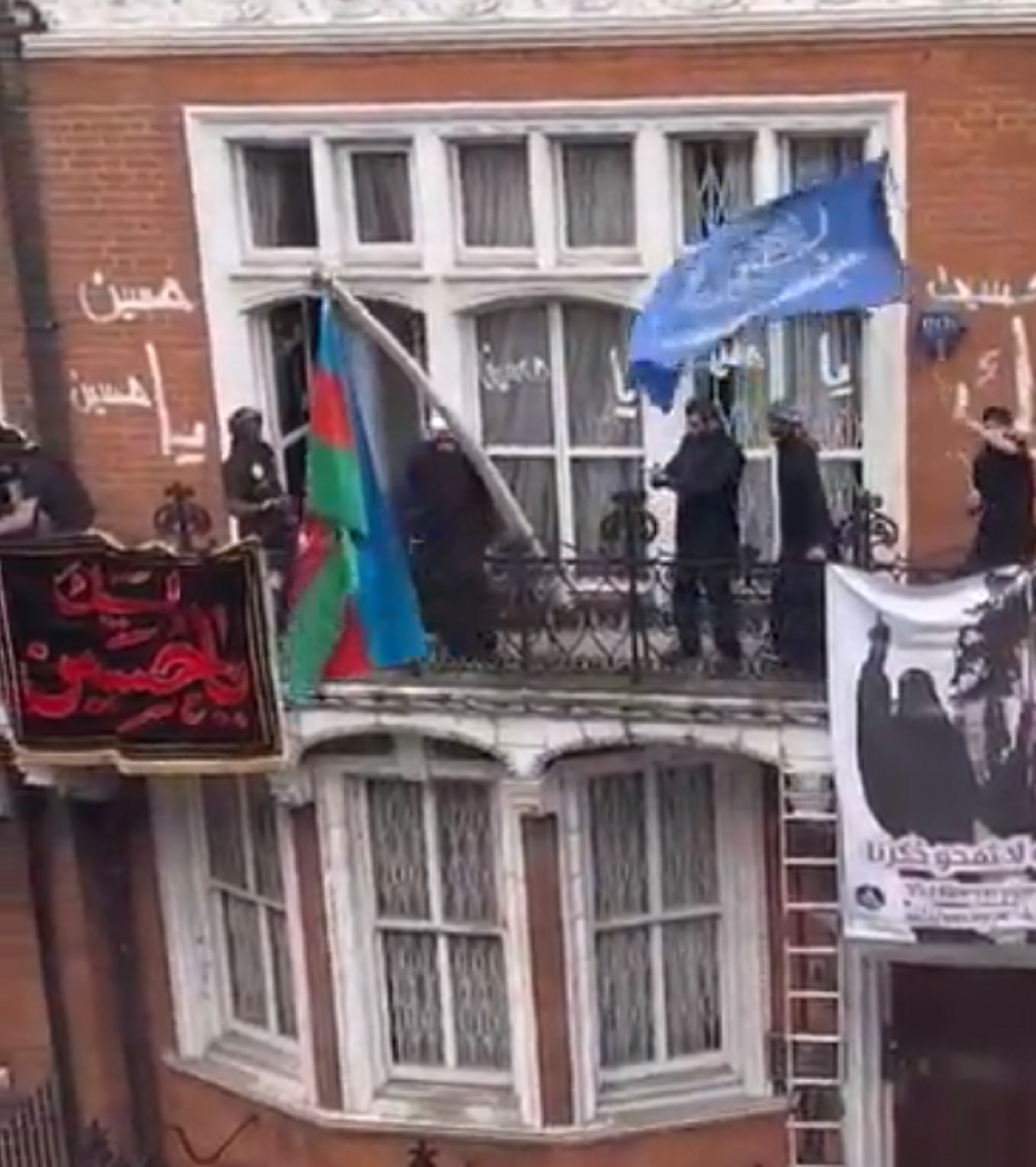 Un grupo de chiíes radicales asalta la embajada de Azerbaiyán en Londres