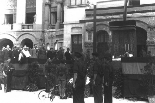 Les tropes franquistes ocupen Manresa. Missa de campanya. Font Arxiu Comarcal del Bages