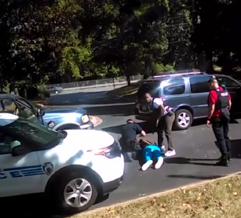 La esposa del hombre negro muerto por la policía en Charlotte publica el vídeo del momento