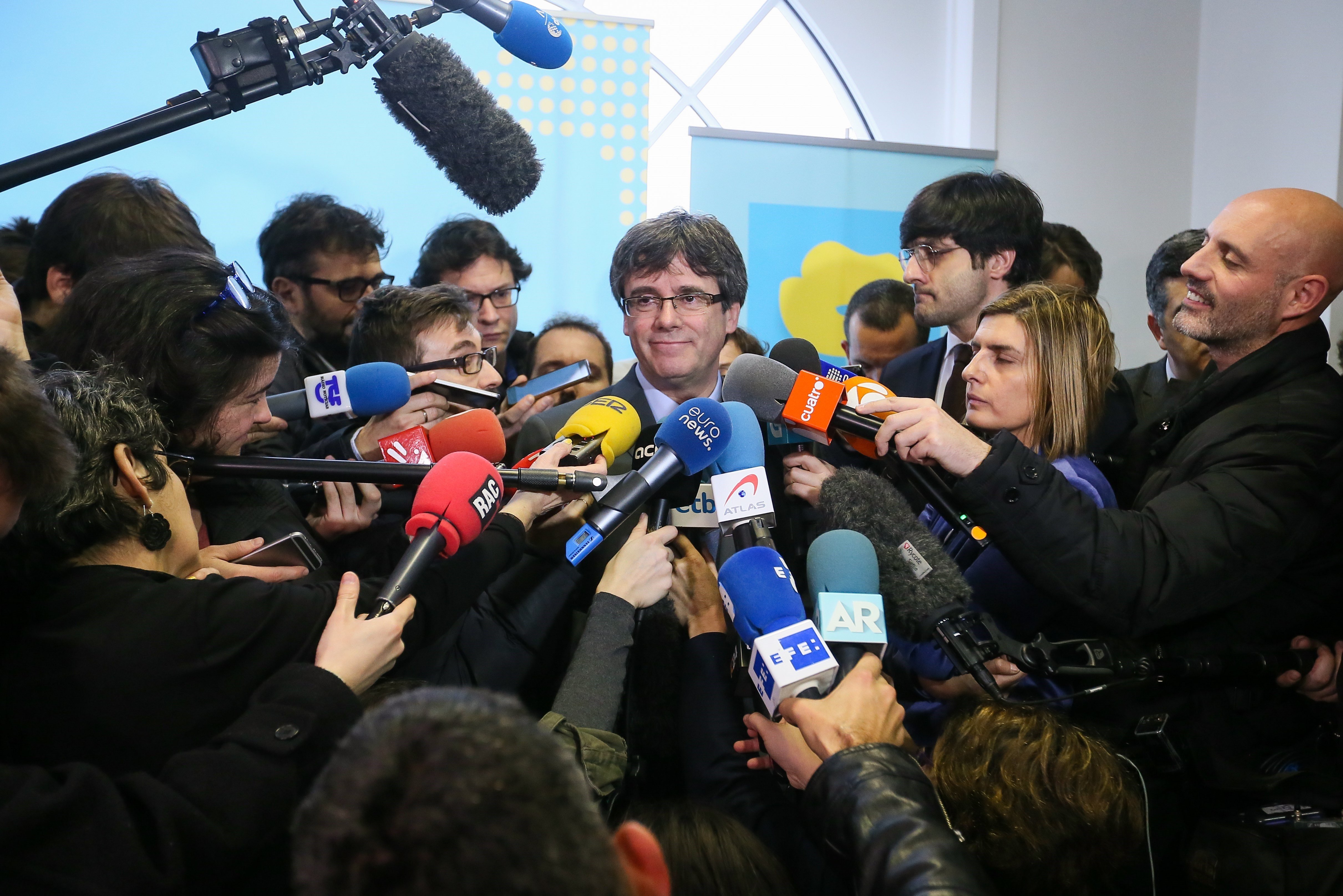 Puigdemont manté la pressió a Rajoy per la investidura presencial