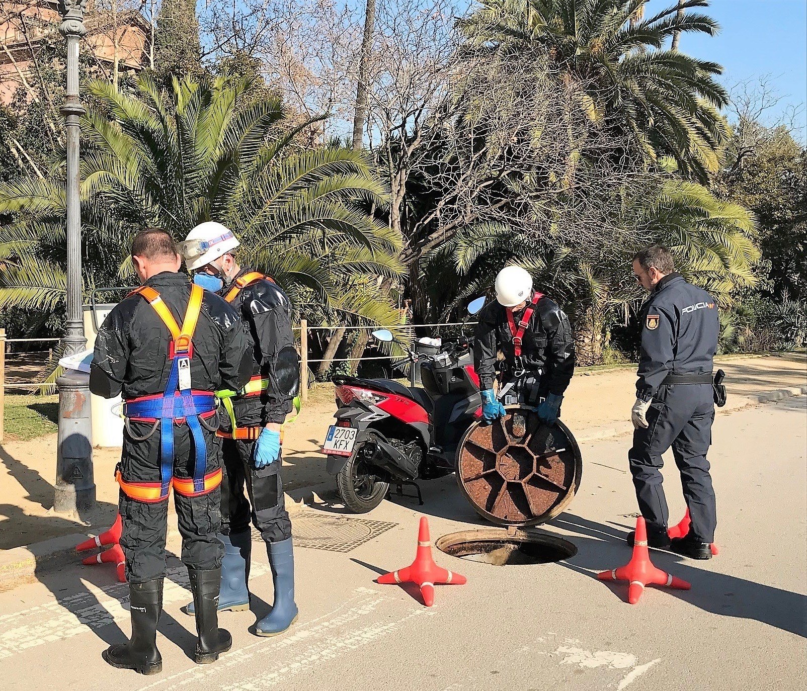 La policia espanyola regirant clavegueres arriba a la premsa belga