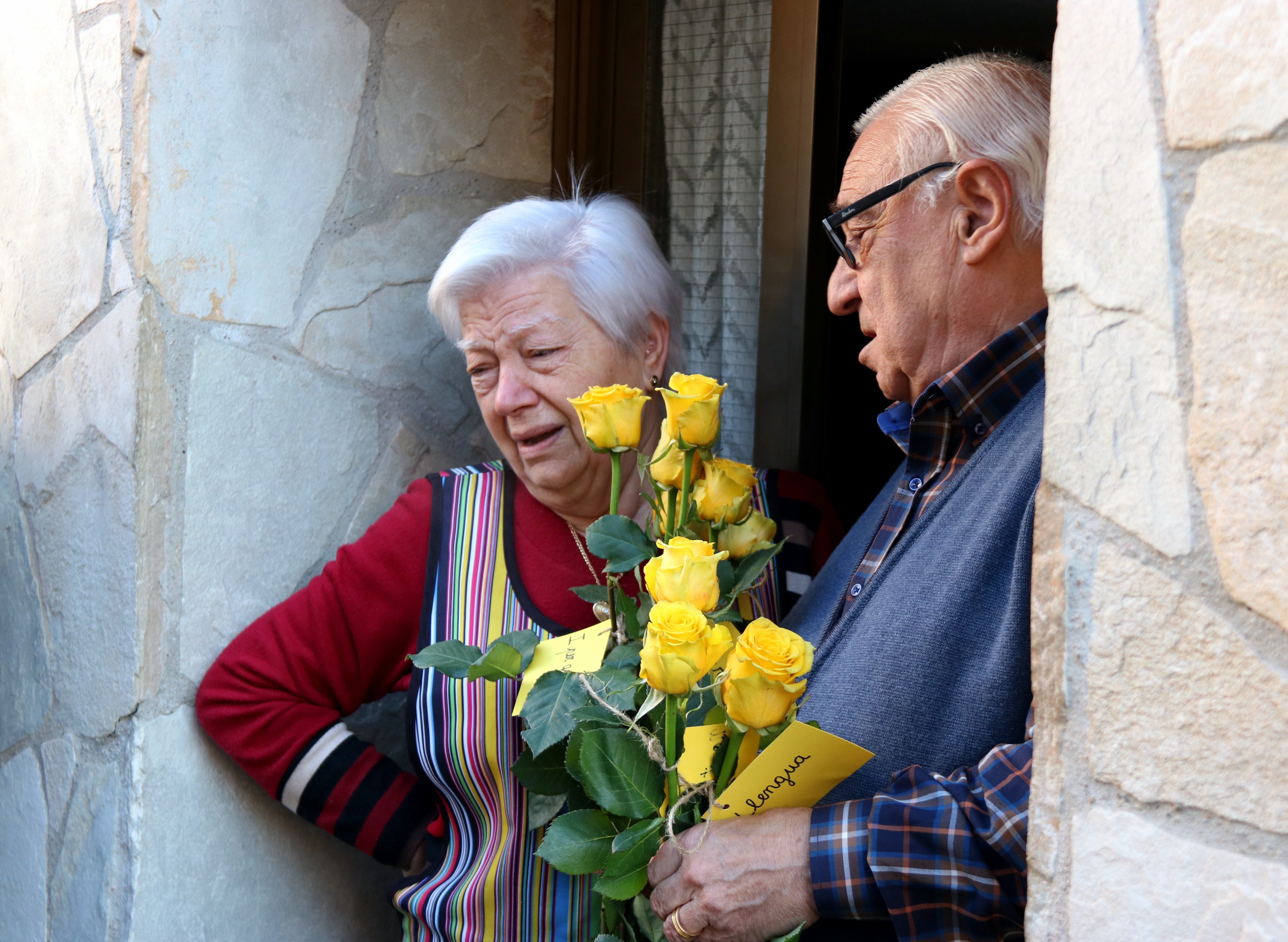 Llenan de rosas la casa familiar de Jordi Cuixart por los 100 días de prisión