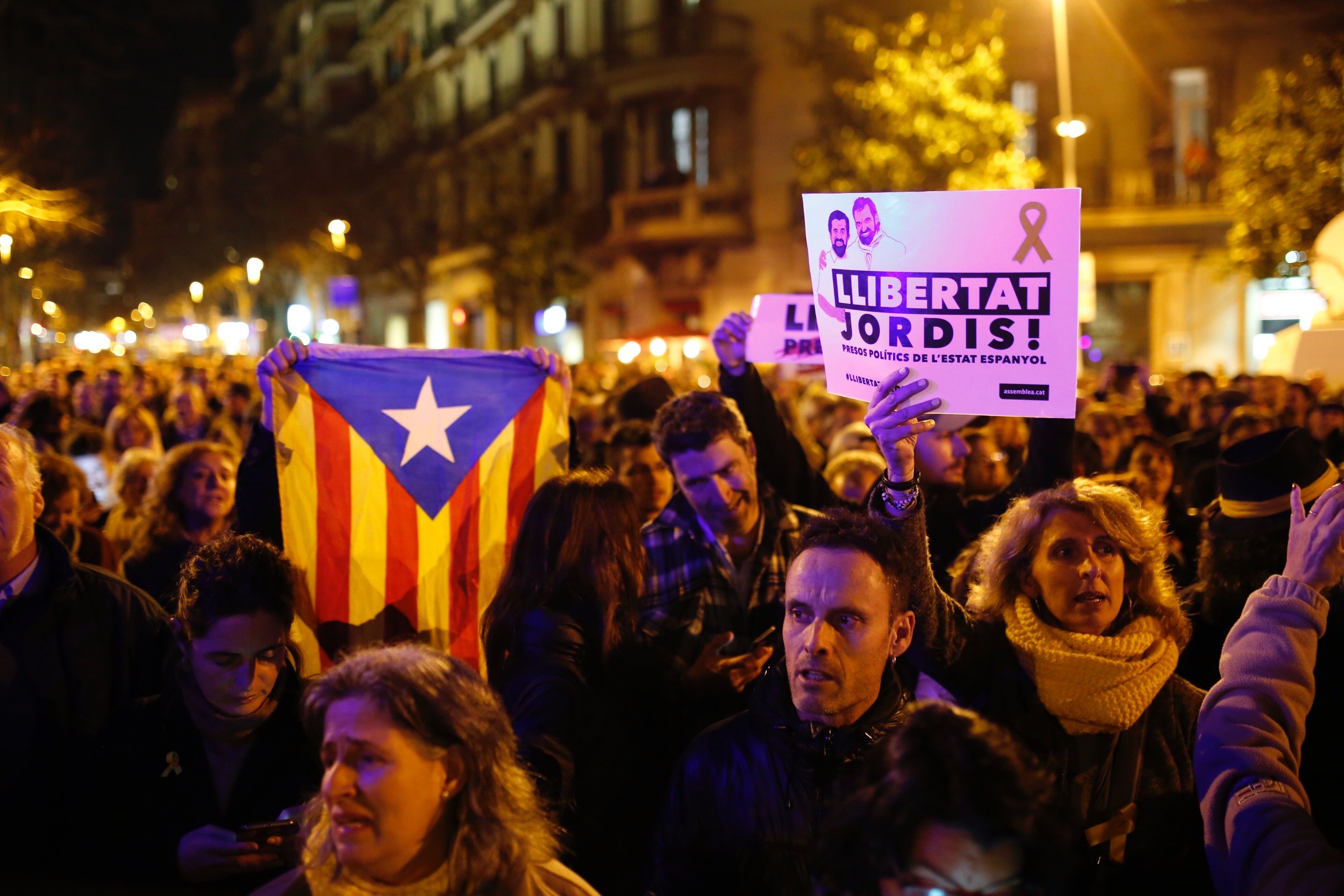 Los CDR se manifiestan en las delegaciones del gobierno español