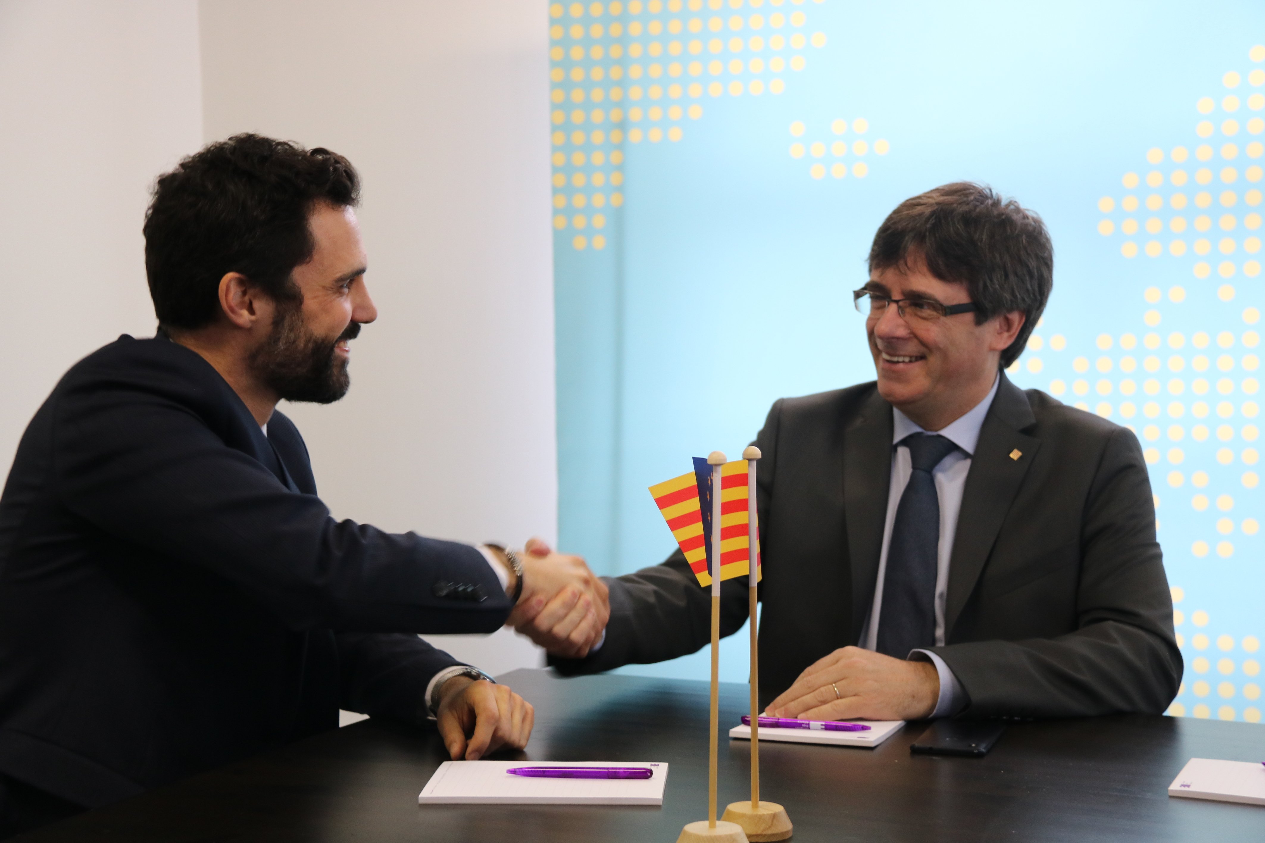 Puigdemont y Torrent mantienen contactos para reconducir la crisis
