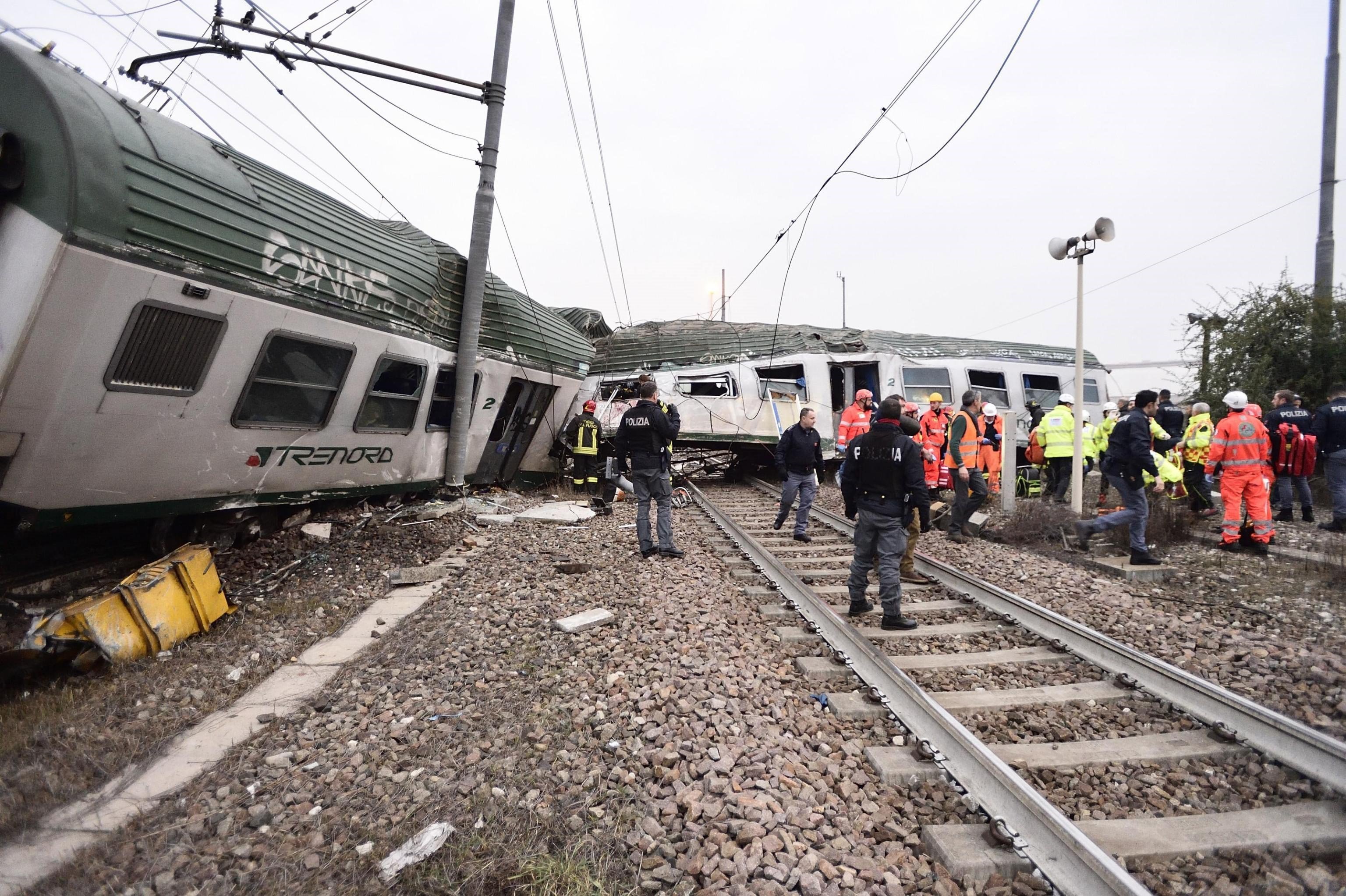 Dos morts i desenes de ferits pel descarrilament d'un tren a Milà Dos morts i desenes de ferits pel descarrilament d'un tren a Milà