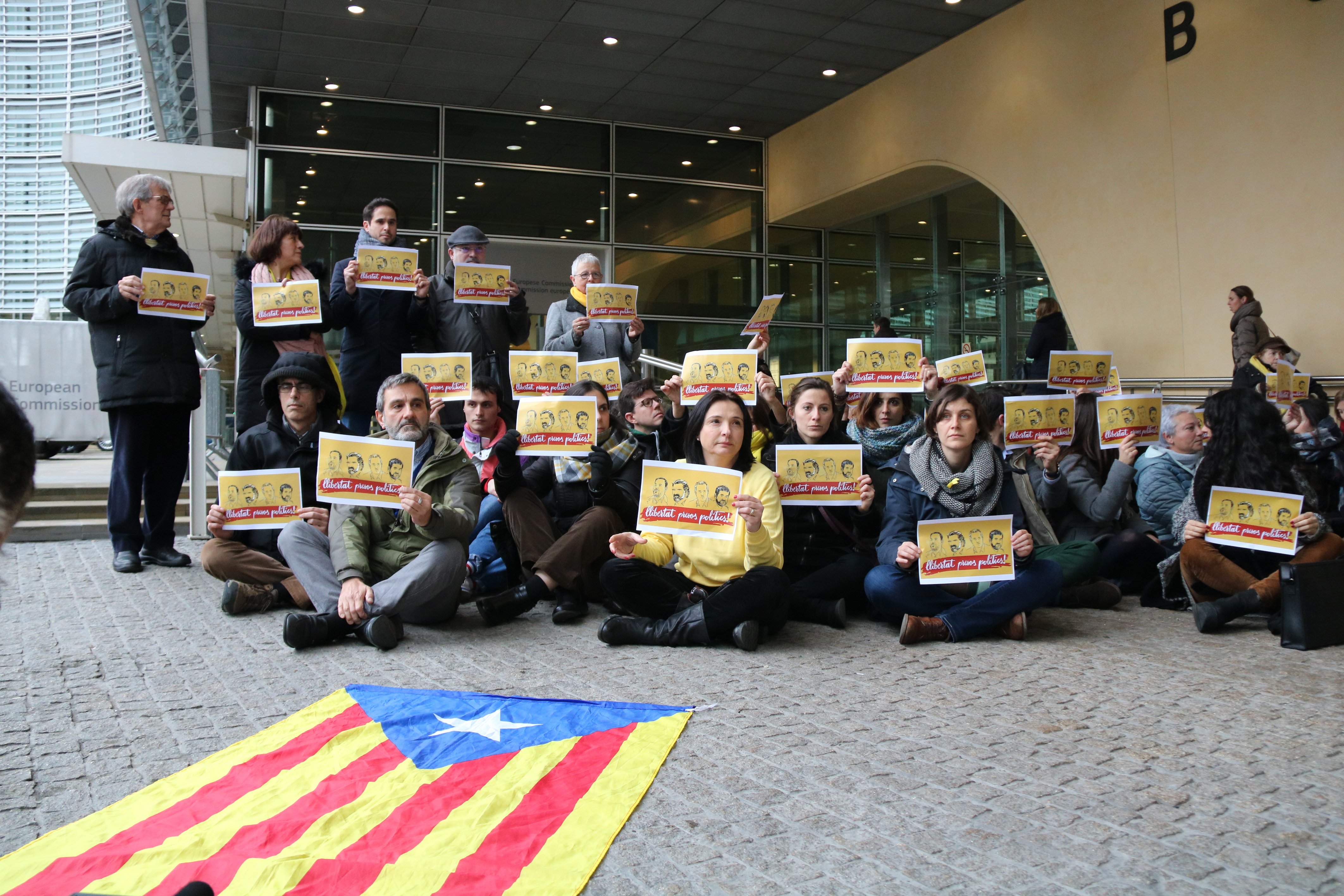 Manifestació a Brussel·les per exigir a Rajoy que tregui "les mans" del Govern