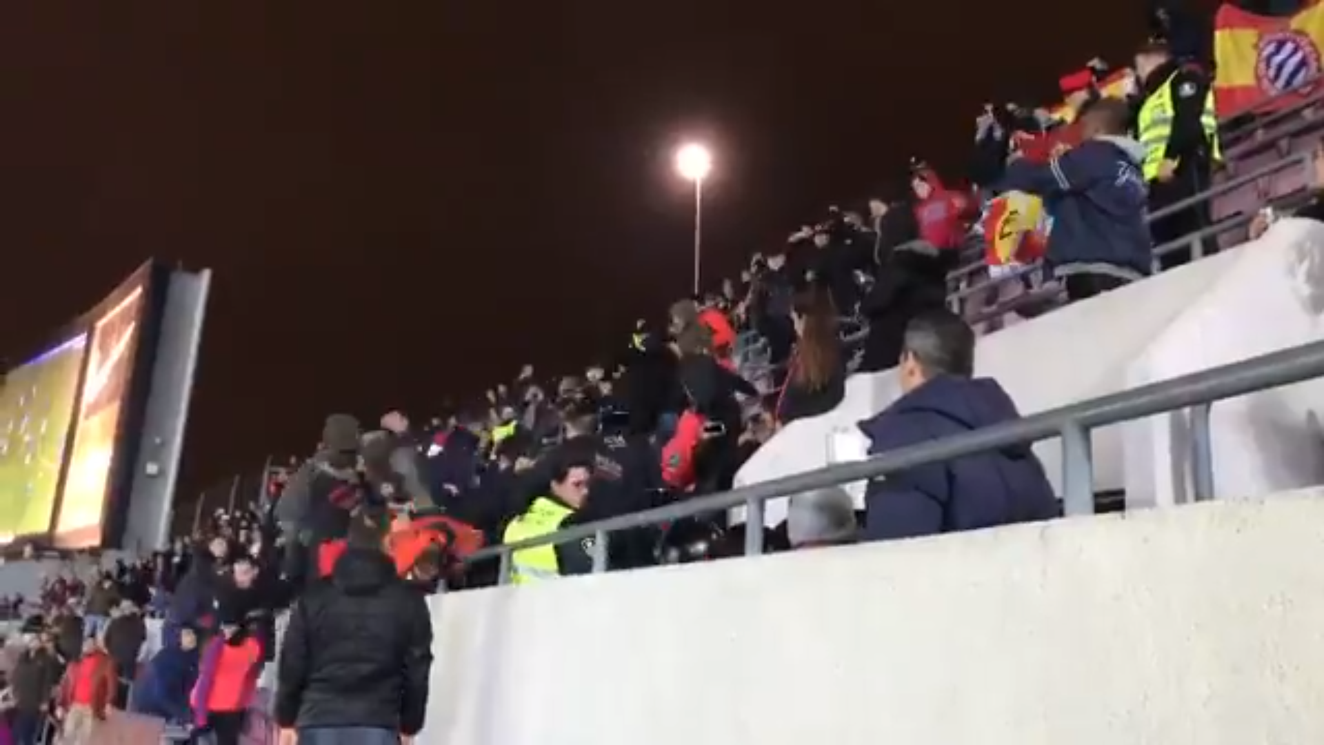 Incidentes entre aficiones al inicio del derbi entre el Barça y el Espanyol