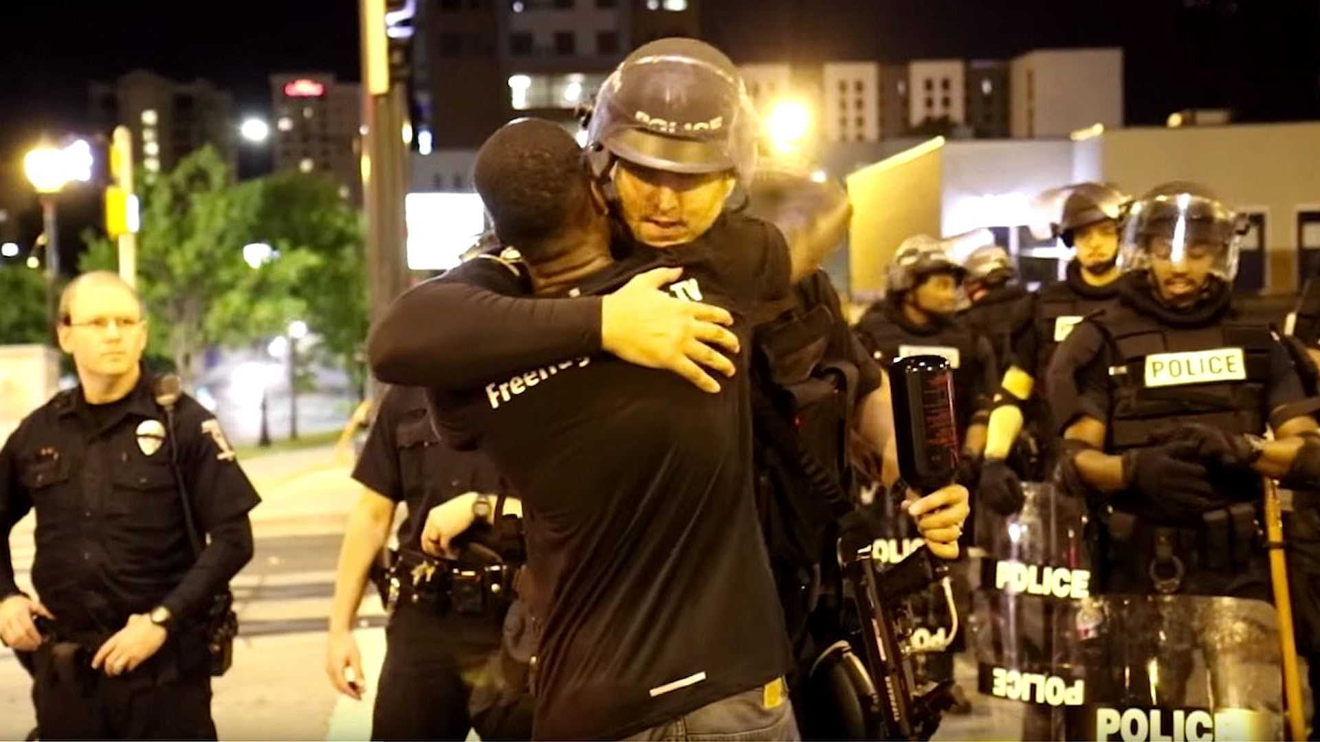 Abrazo viral entre policías y activistas Abrazo viral entre policías y activistas