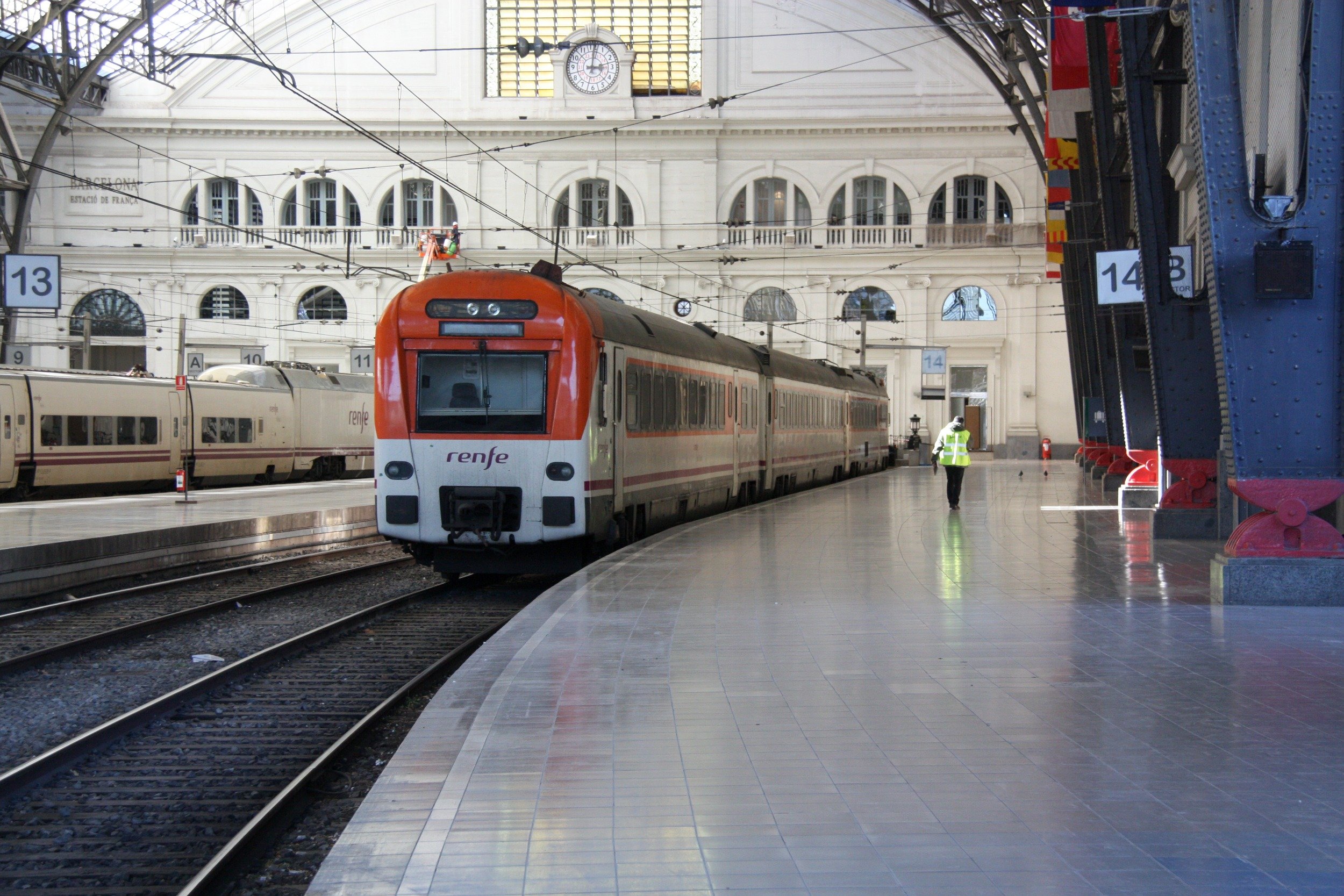 Dos trens de Rodalies xoquen lleument a l'estació de França
