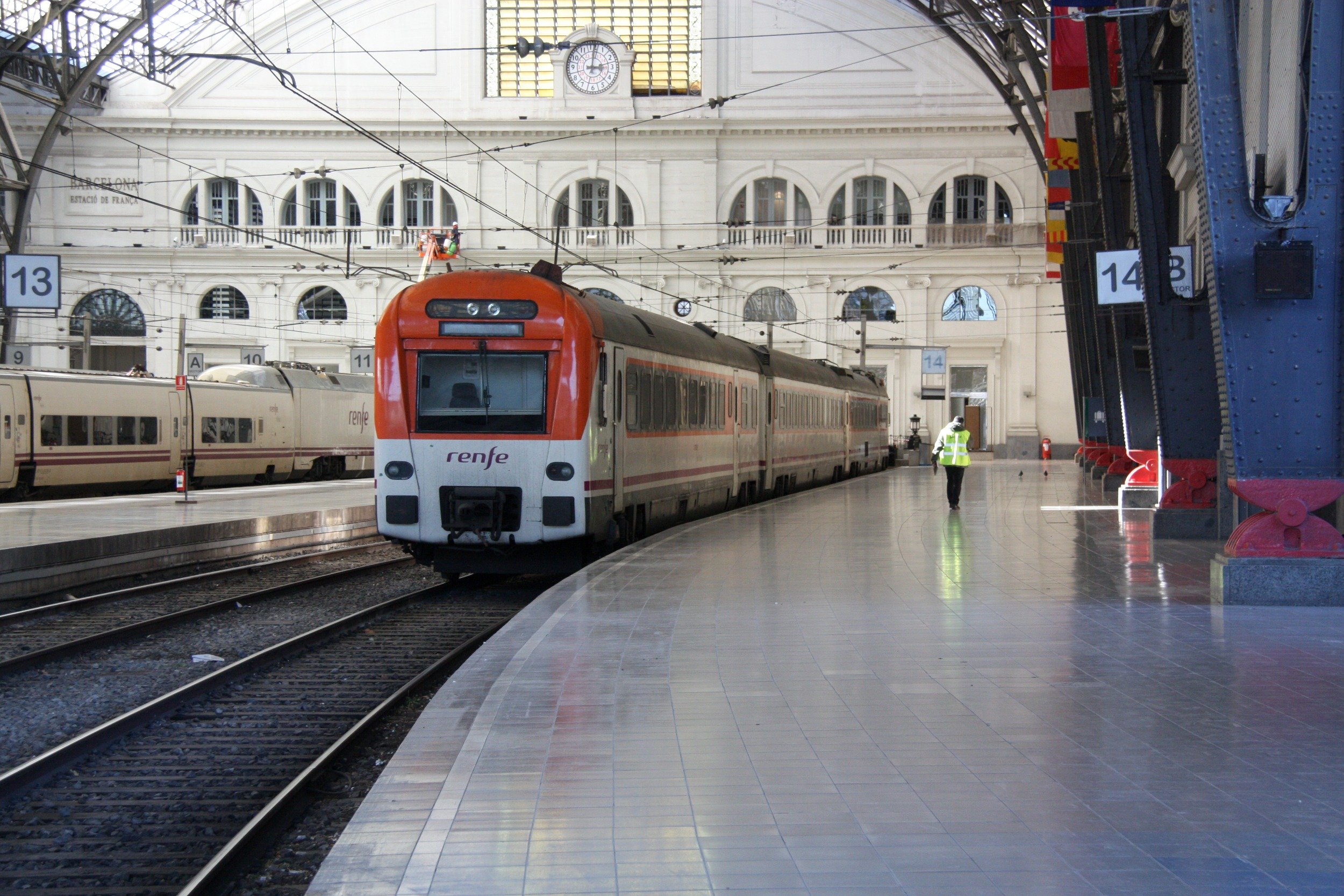 Dos trenes de Rodalies chocan levemente en la estación de Francia