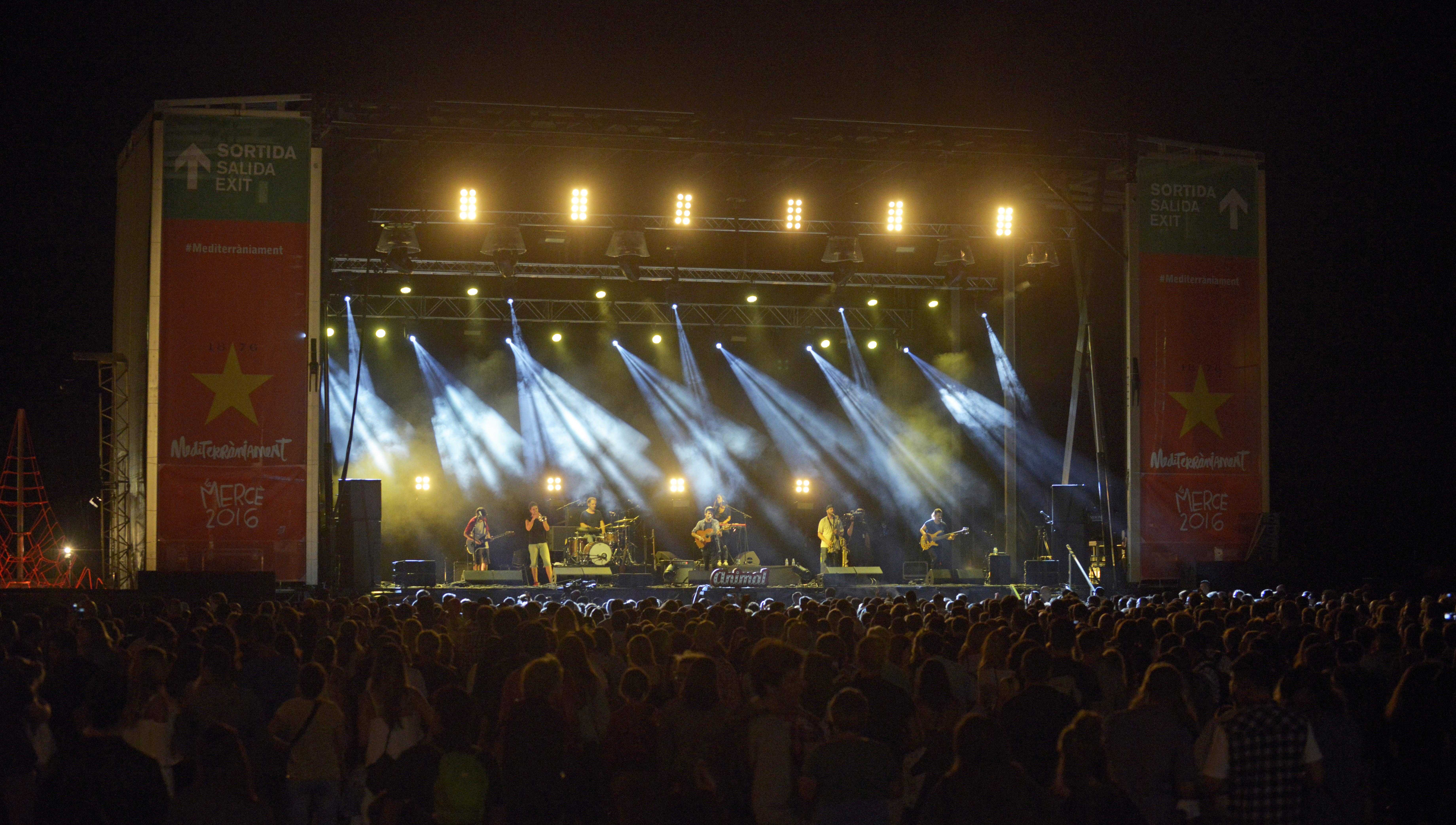 El concert d’Estrella Damm omple la platja del Bogatell