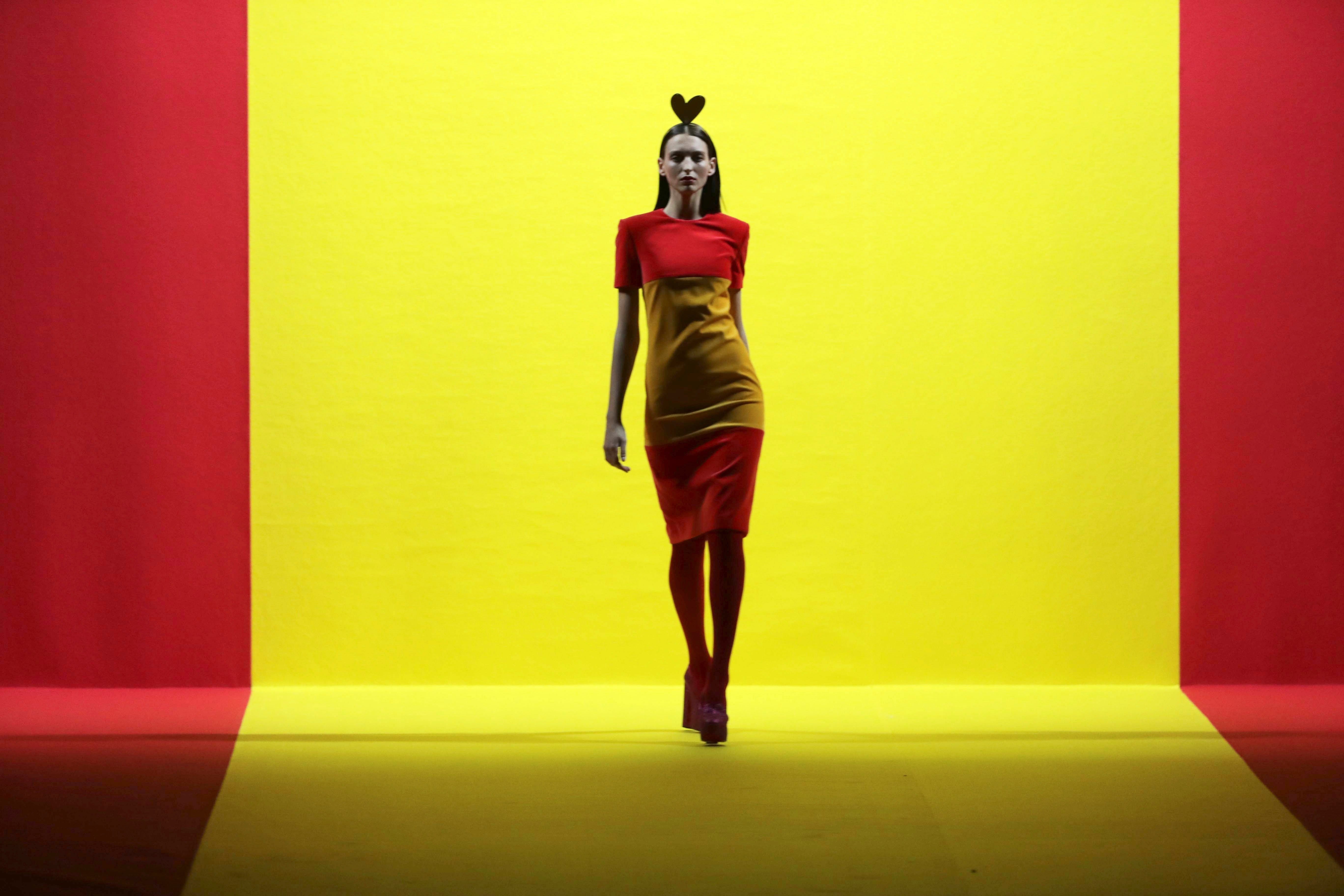 Un vestido de la 'rojigualda' y el himno español, protagonistas de la Madrid Fashion Week