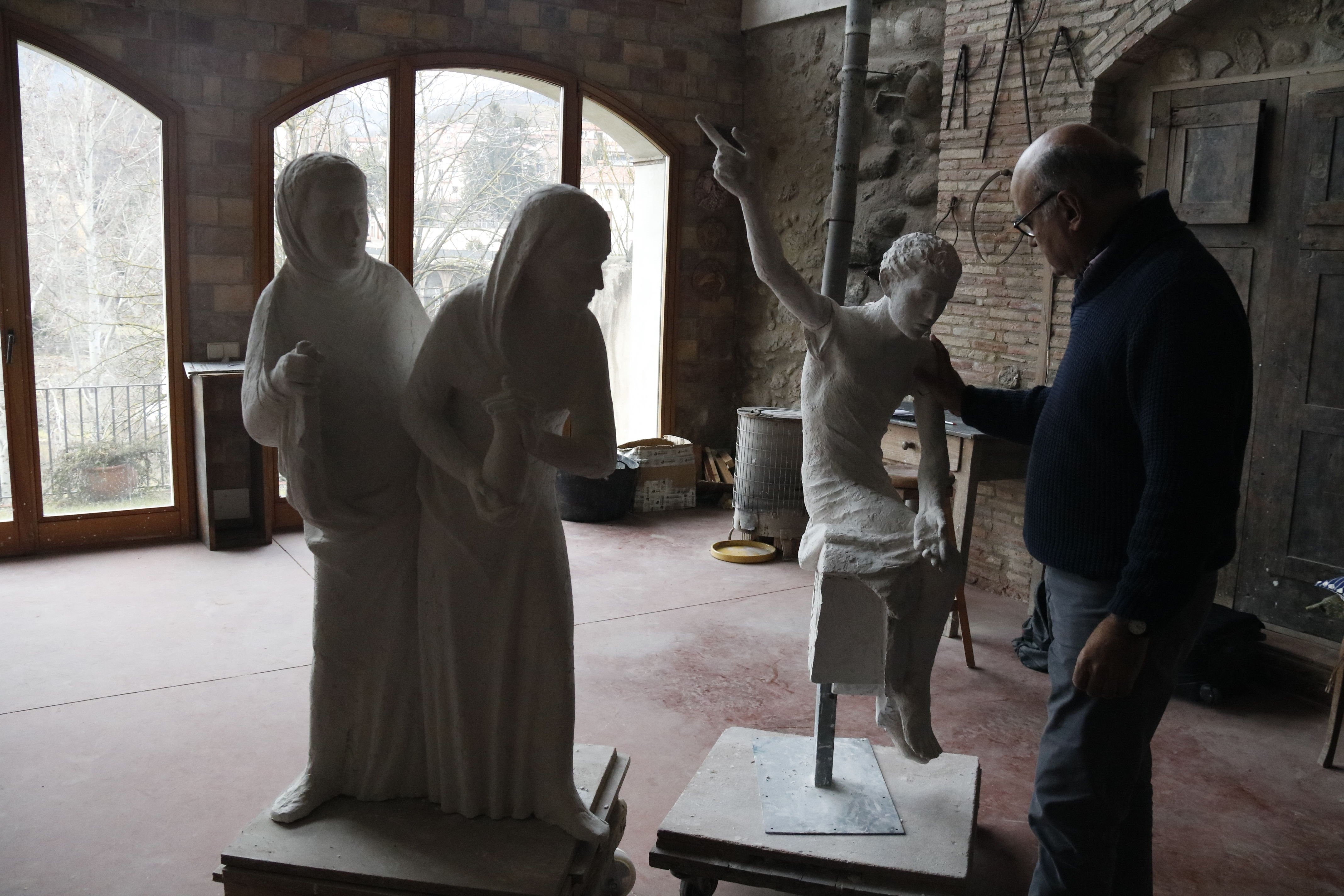 Francesc Fajula està acabant una escultura per a la Sagrada Família