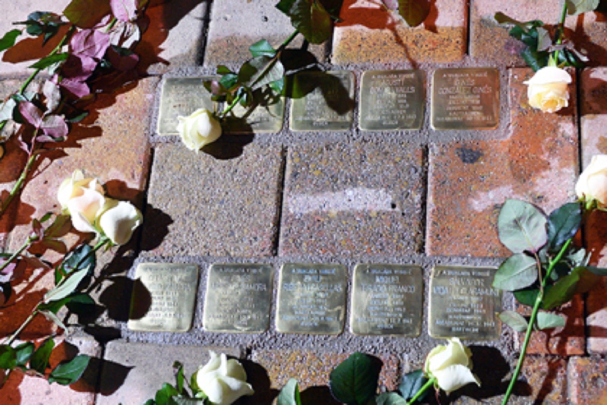 El Memorial Democràtic col·loca 68 Stolpersteine en record a les víctimes de l'Holocaust
