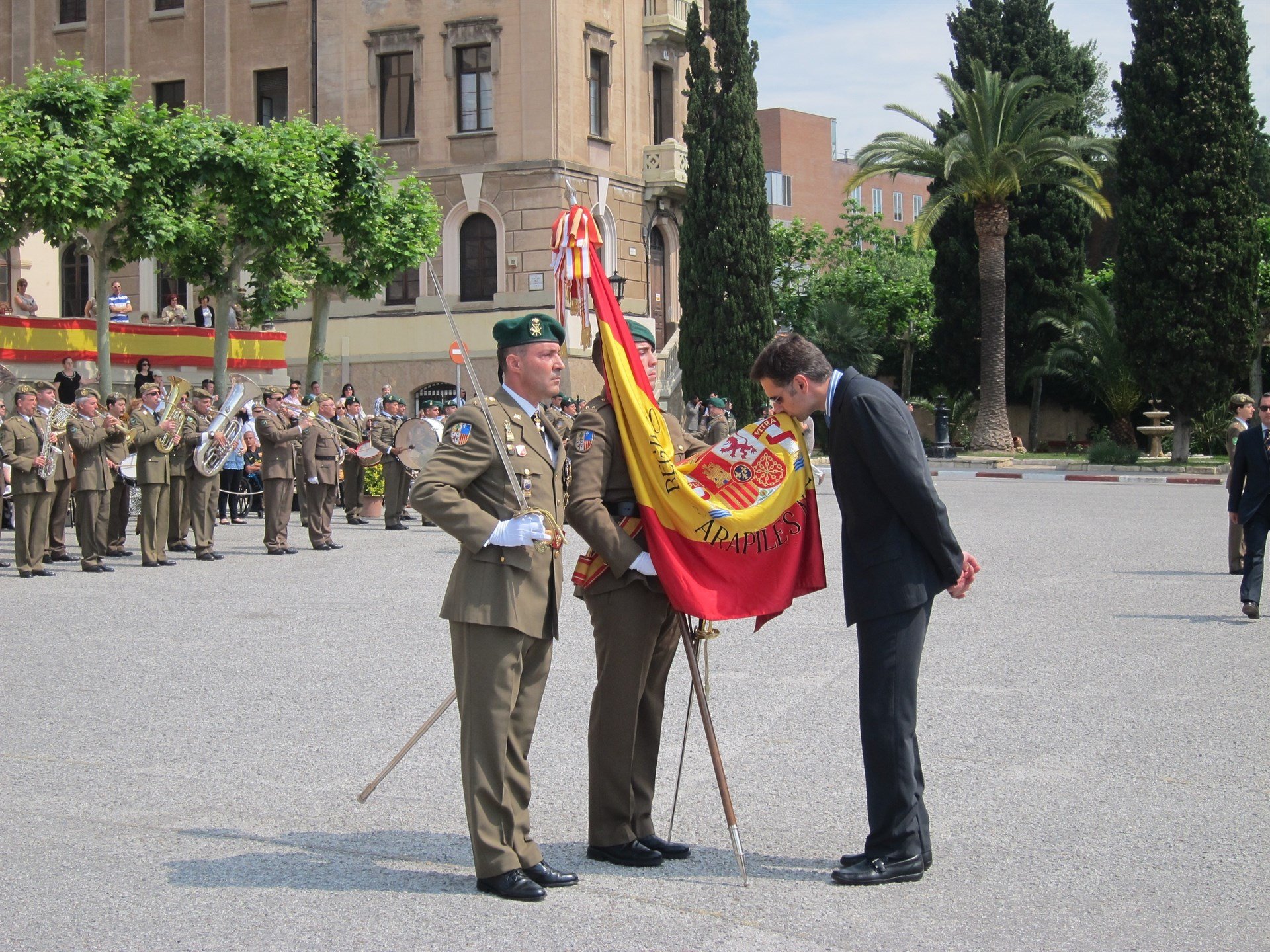 Augmenta exponencialment el nombre d'espanyols que juren la bandera