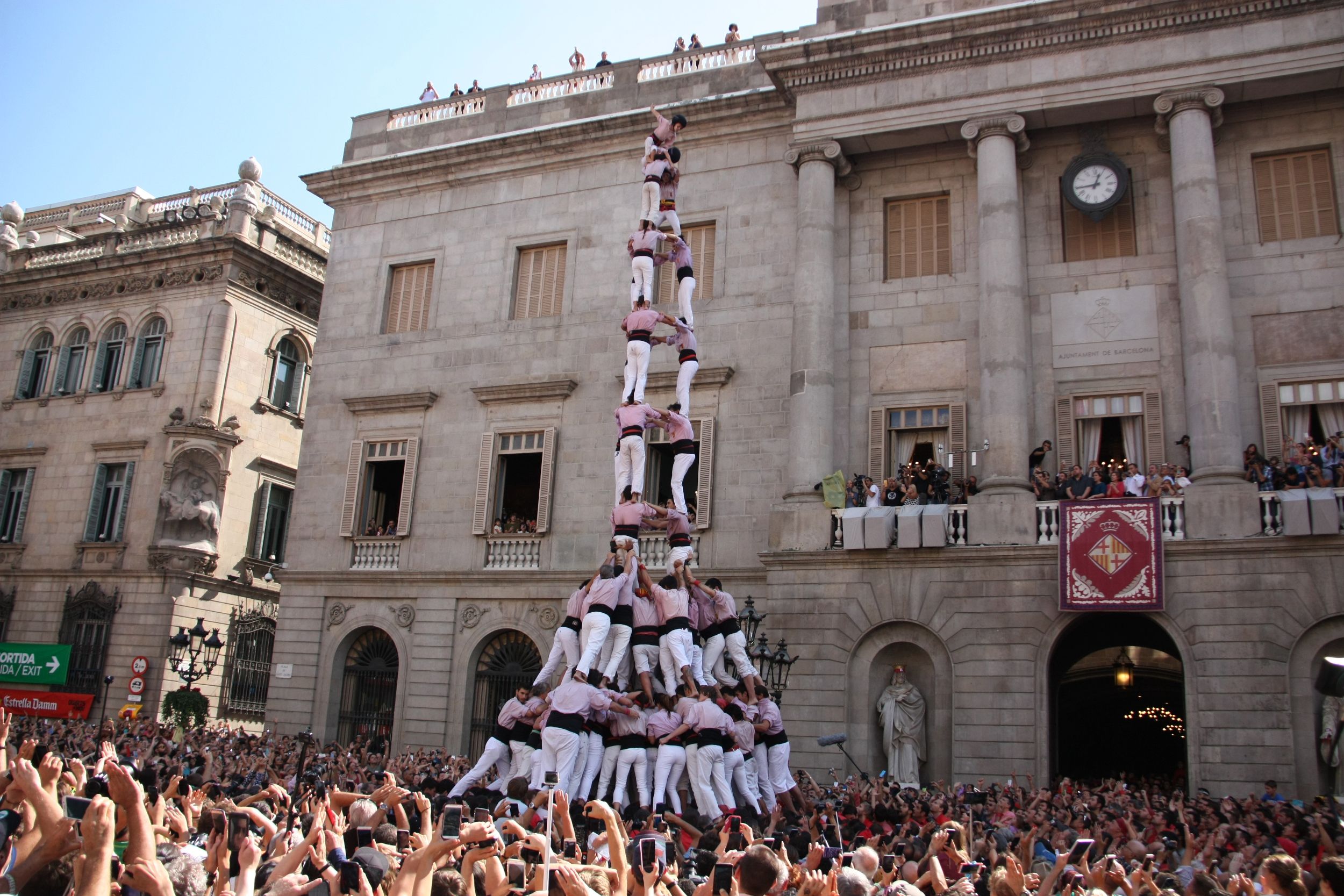Els Minyons regalen el primer 10 a Barcelona