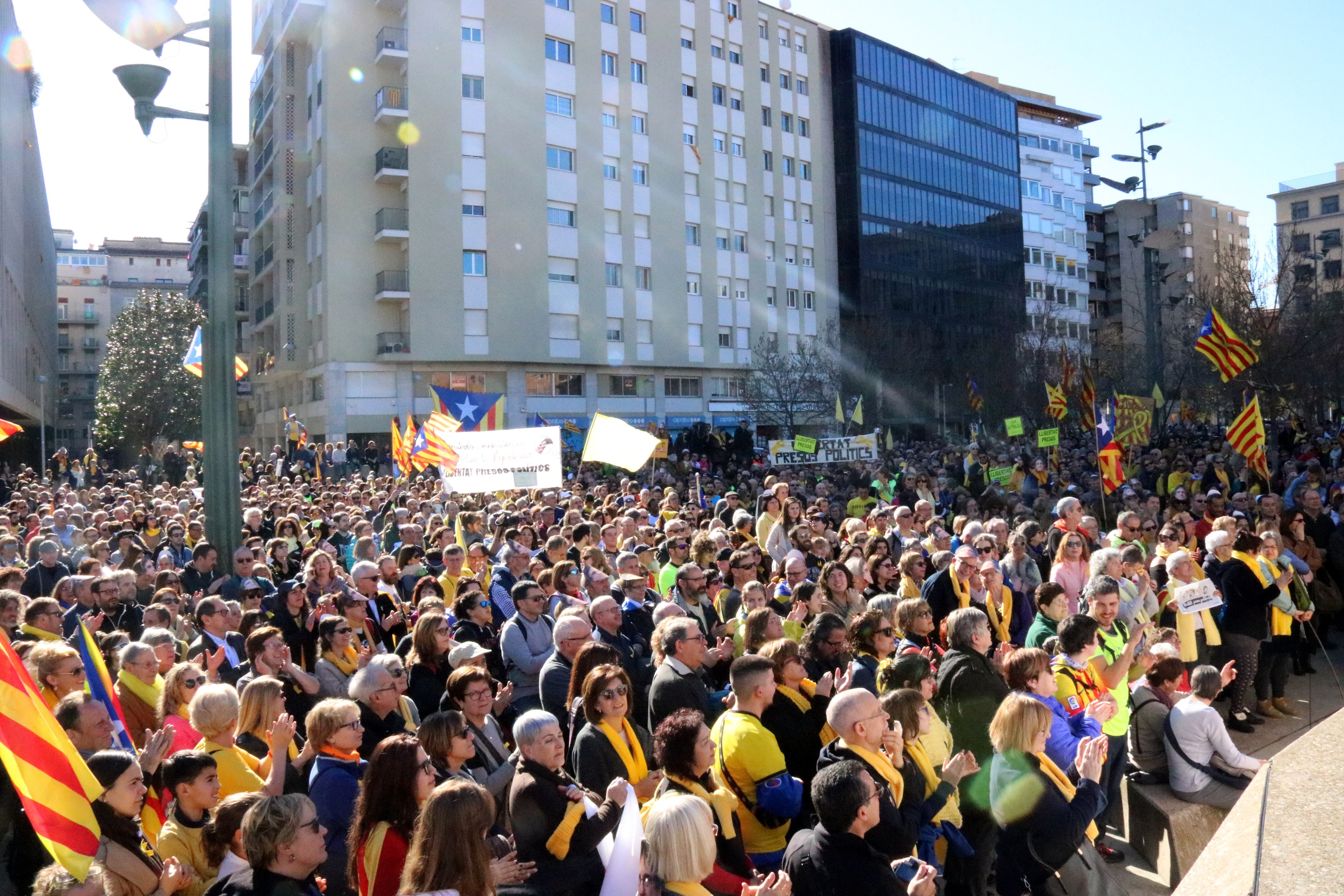 La marcha amarilla reúne a 5.000 personas en la plaza 1 d'Octubre de Girona