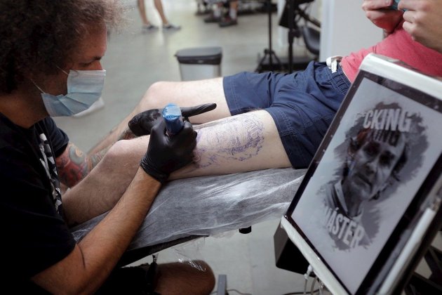 Proceso tatuaje / EFE Proceso tatuaje / EFE