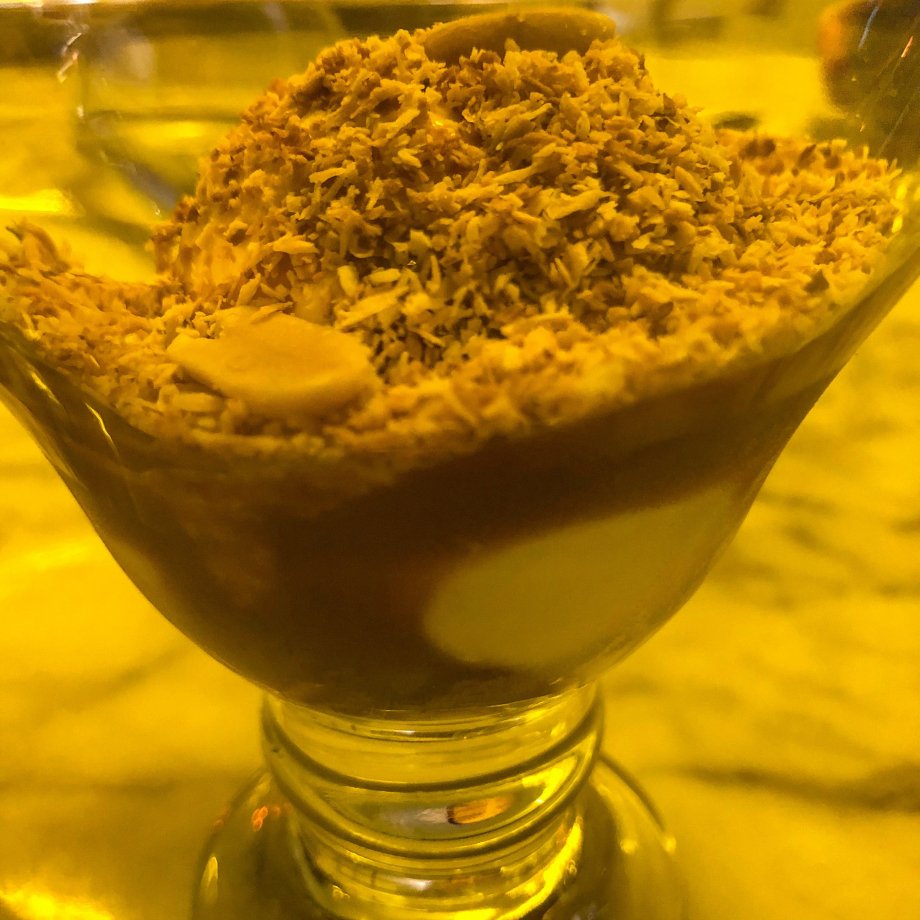 Copa de helado con chips de coco tostado