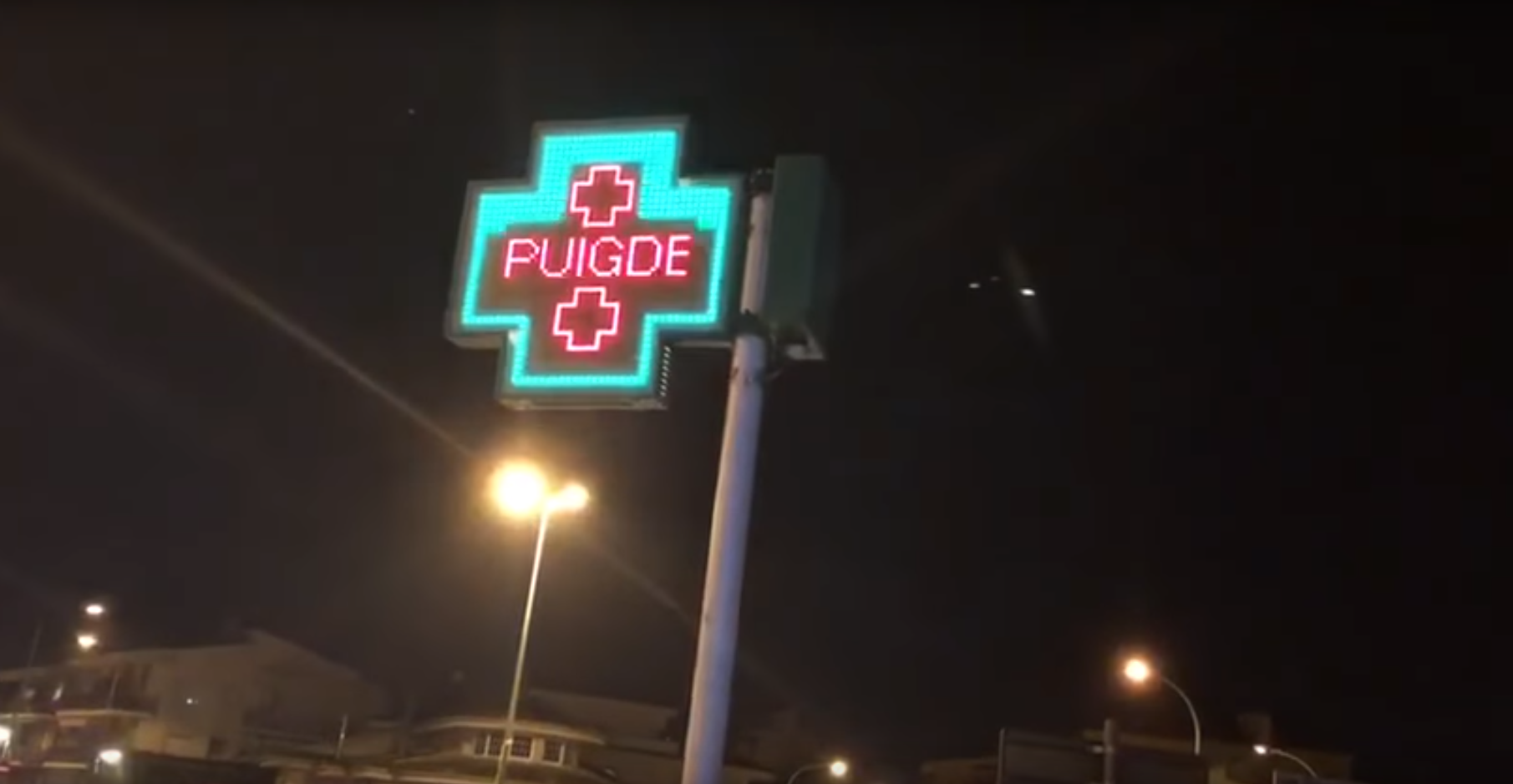 El cartel luminoso de una farmacia a favor de Puigdemont