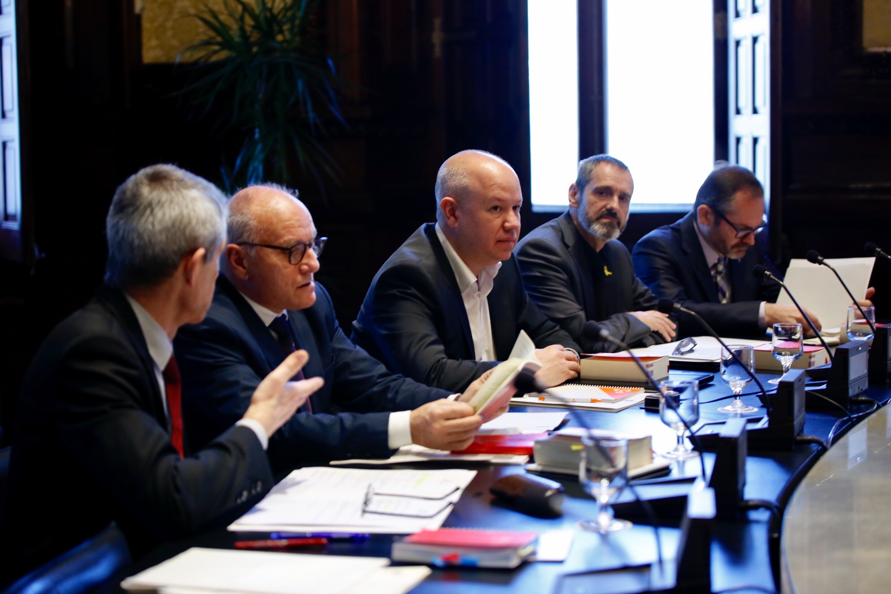 Els membres de la Mesa de JxCat planten una entrega de medalles a la Policia espanyola