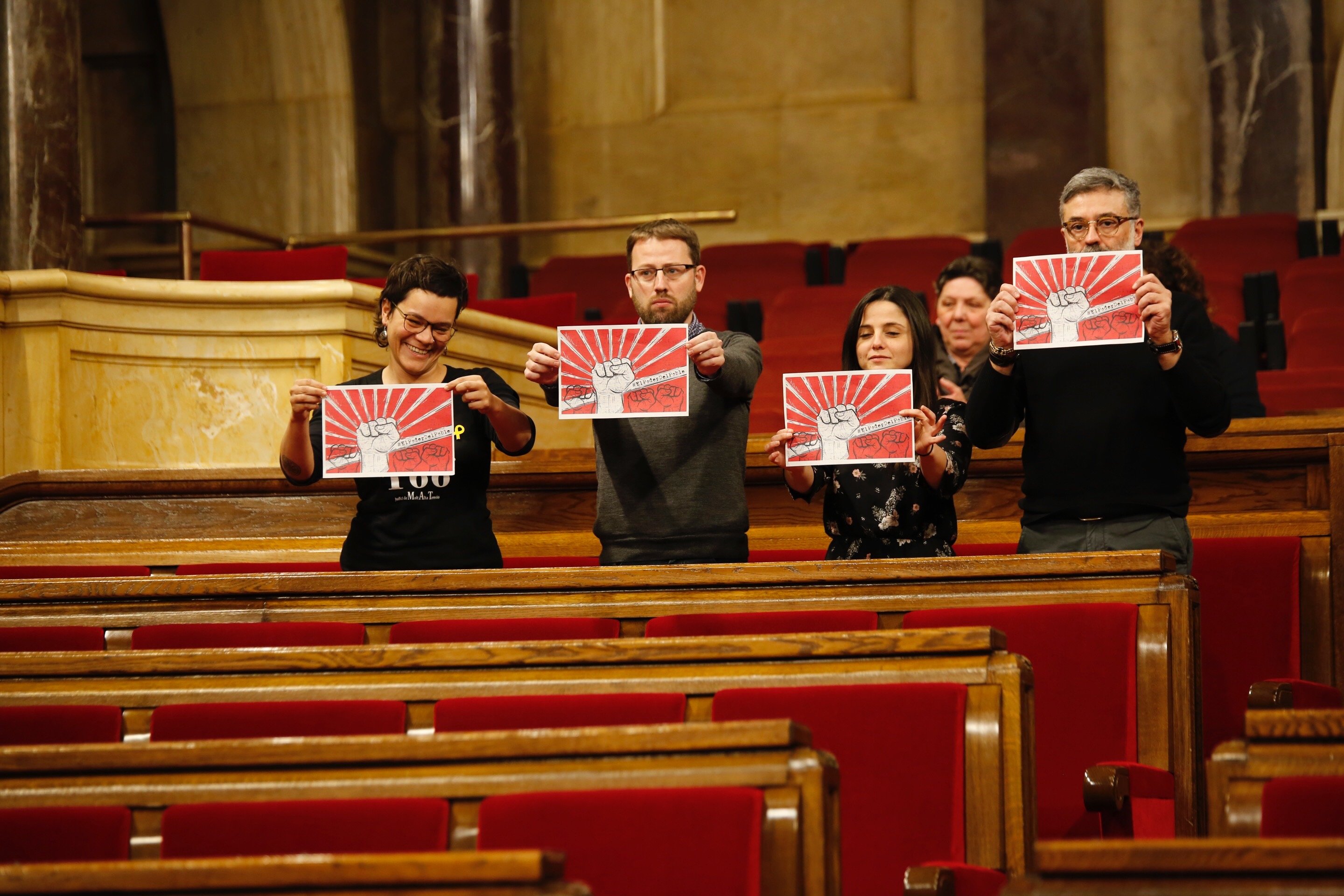 La CUP fa acte de presència al ple (i JuntsxCat l'acompanya al carrer)