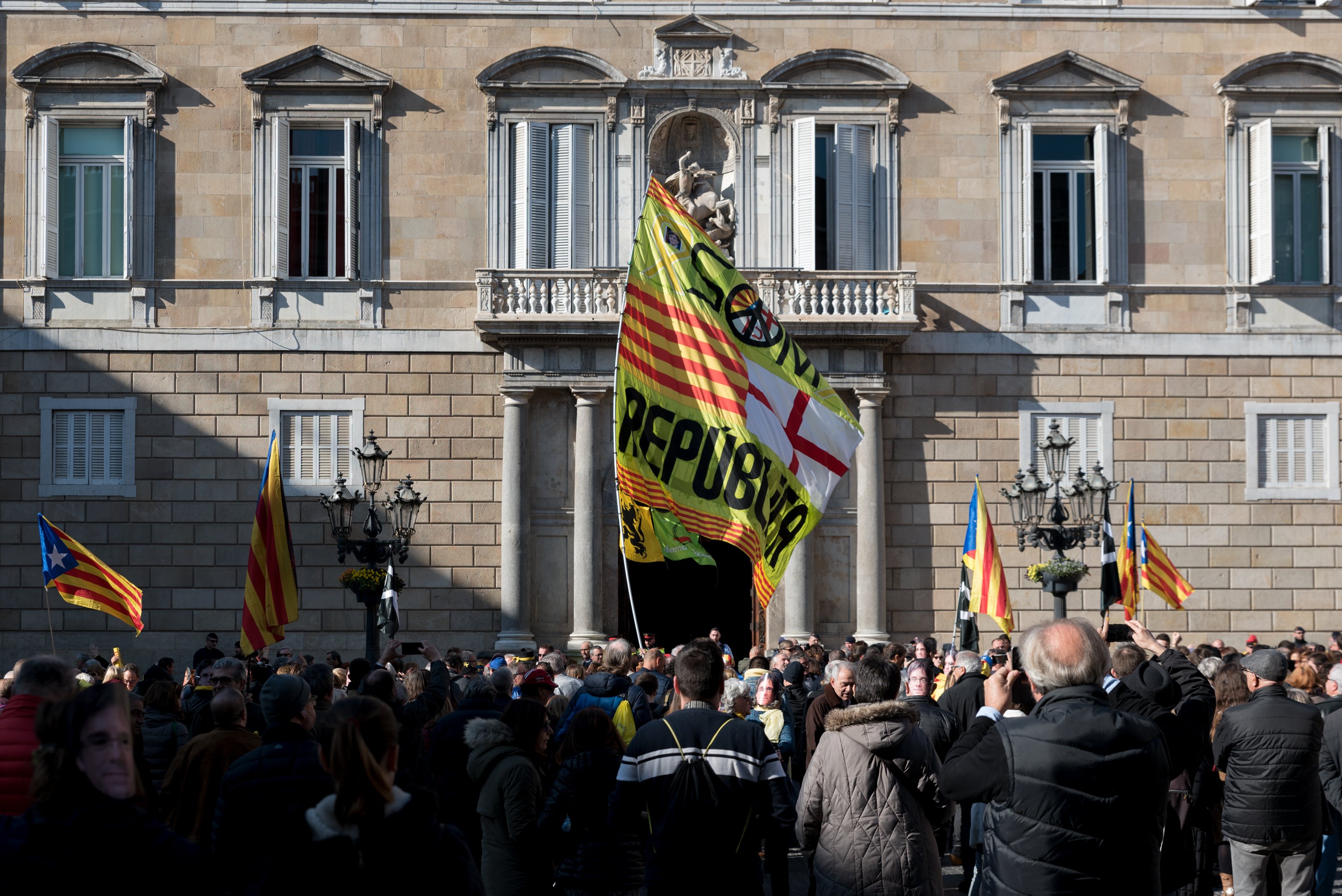 Más de 600 personalidades se unen en un manifiesto para investir a Puigdemont