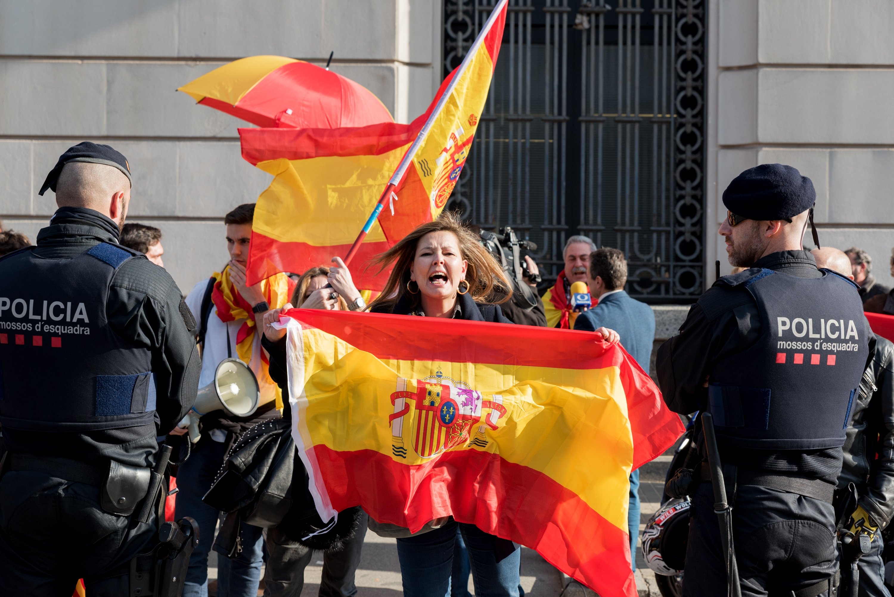Mini concentración españolista a las puertas de la Ciutadella