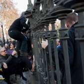 24laura gomez concentració a les portes del parc de la ciutadella