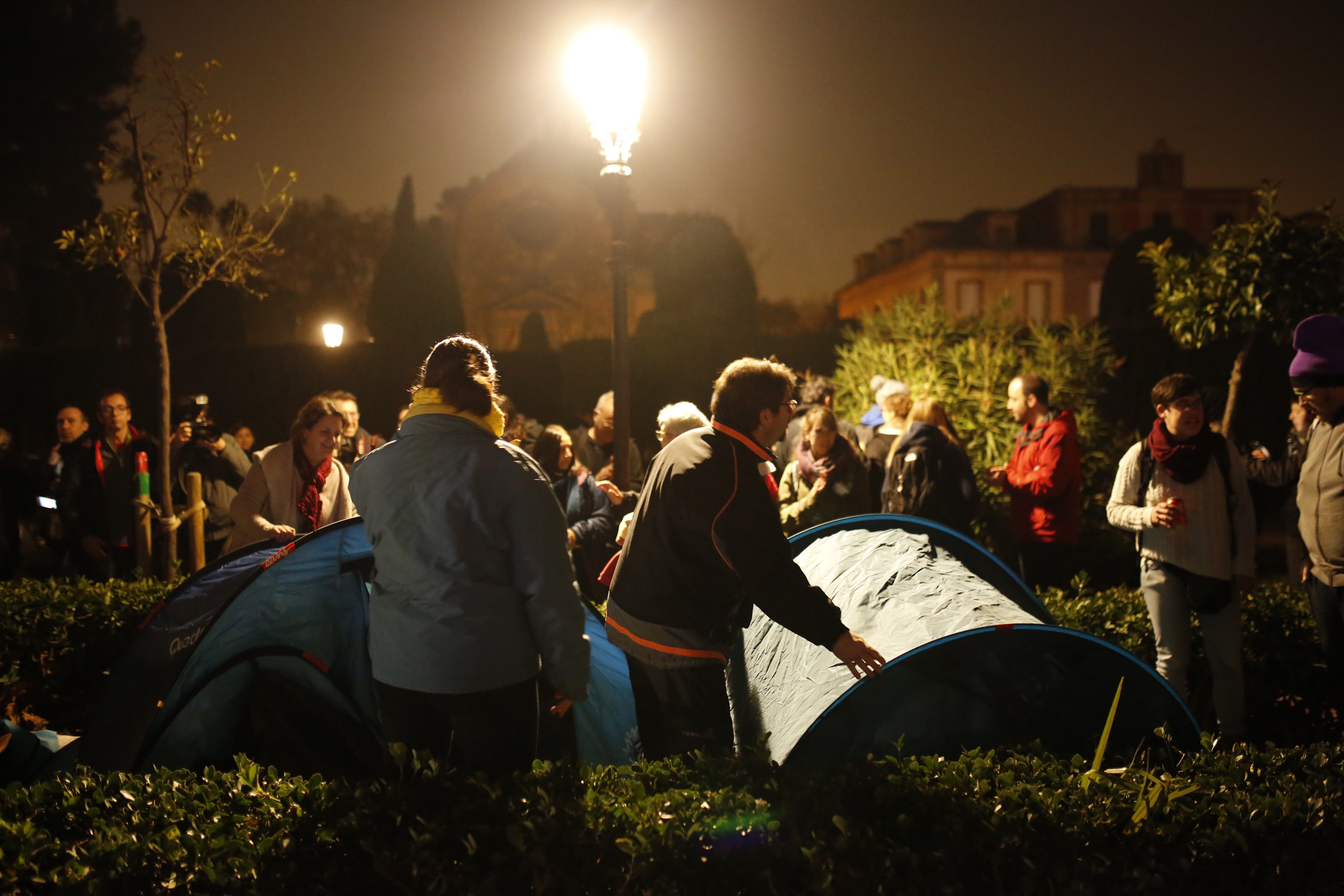 Els acampats del Parlament decideixen marxar de la Ciutadella