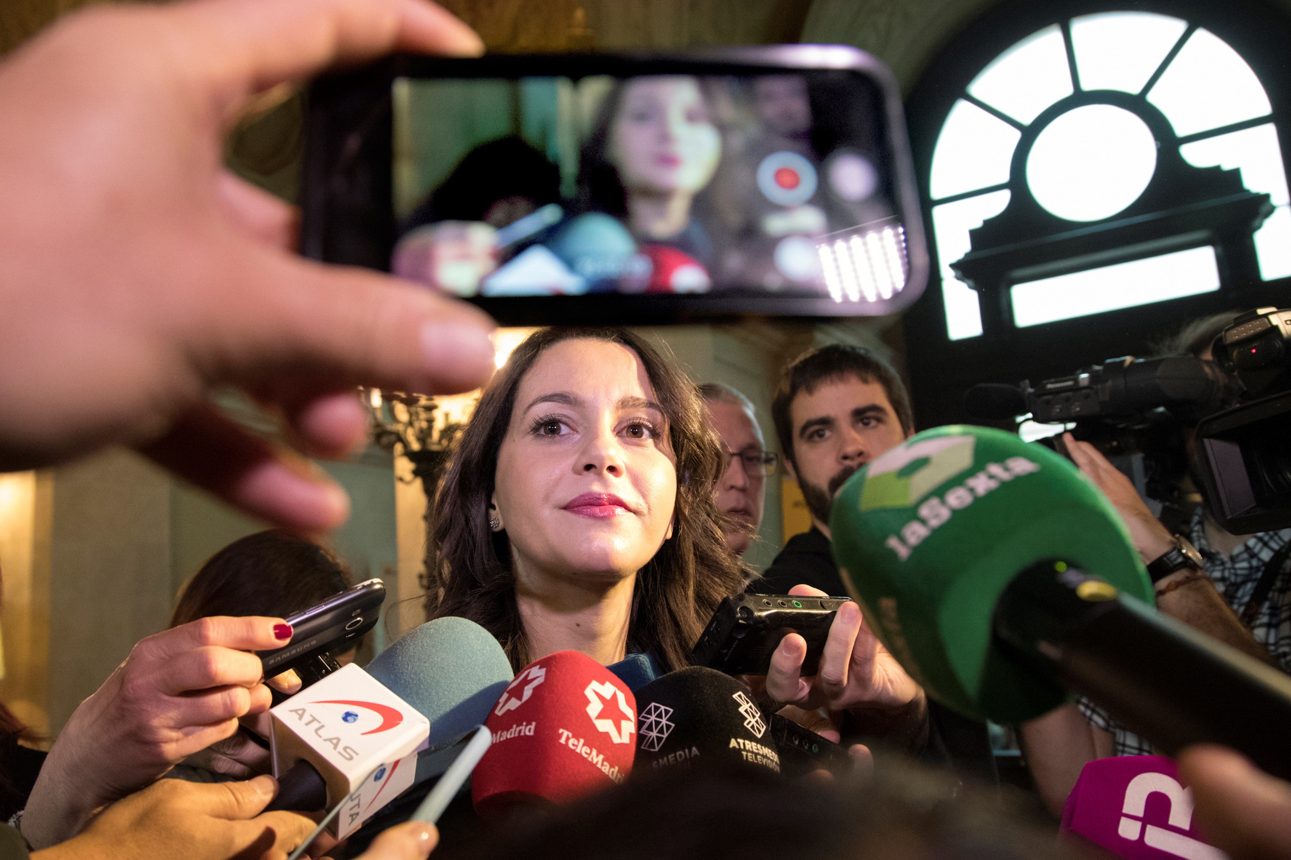 Arrimadas acusa al independentismo de degradar el Parlament (y le dan en la red)