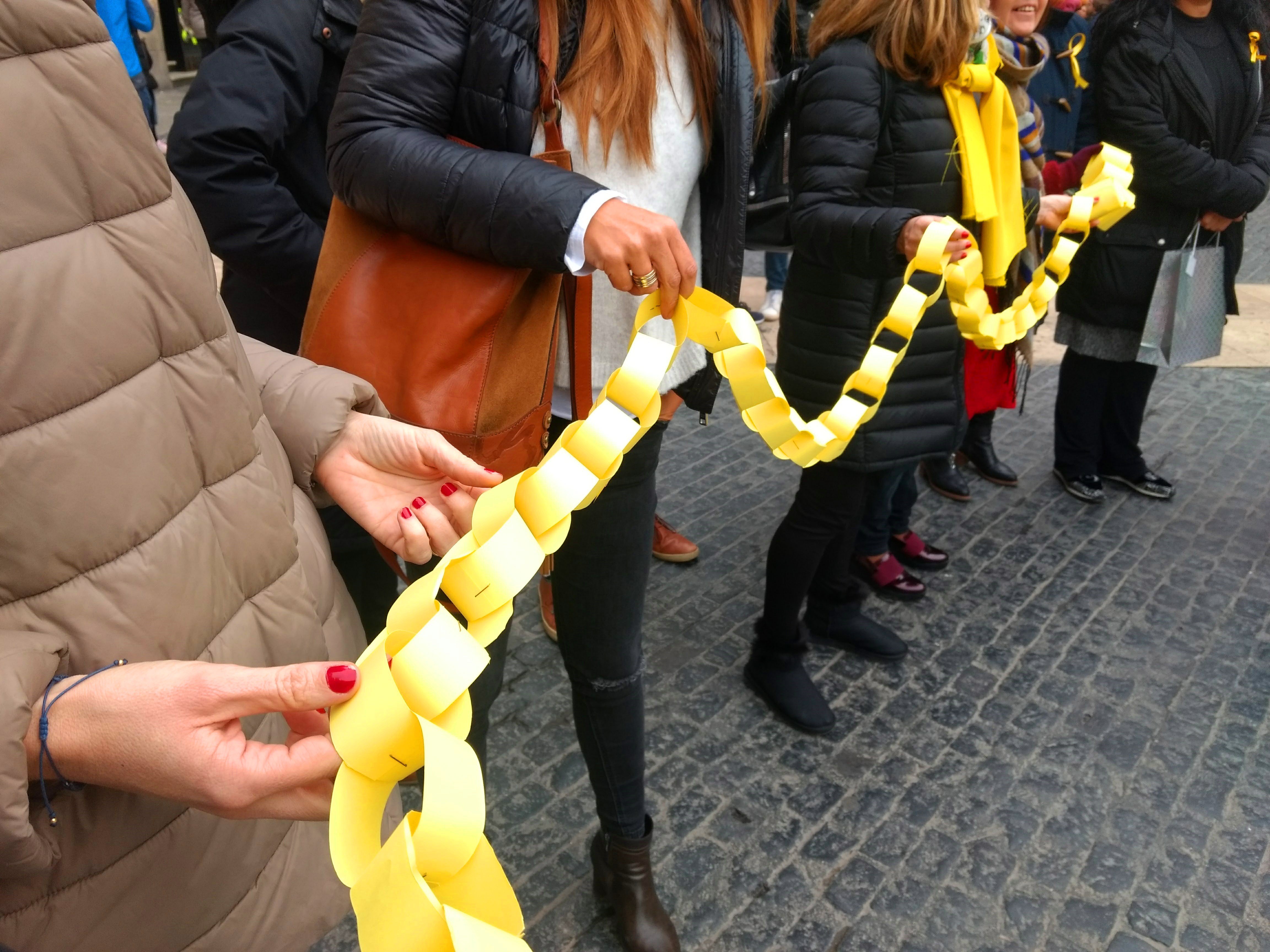 Els treballadors públics s'encadenen amb llaços grocs contra el 155