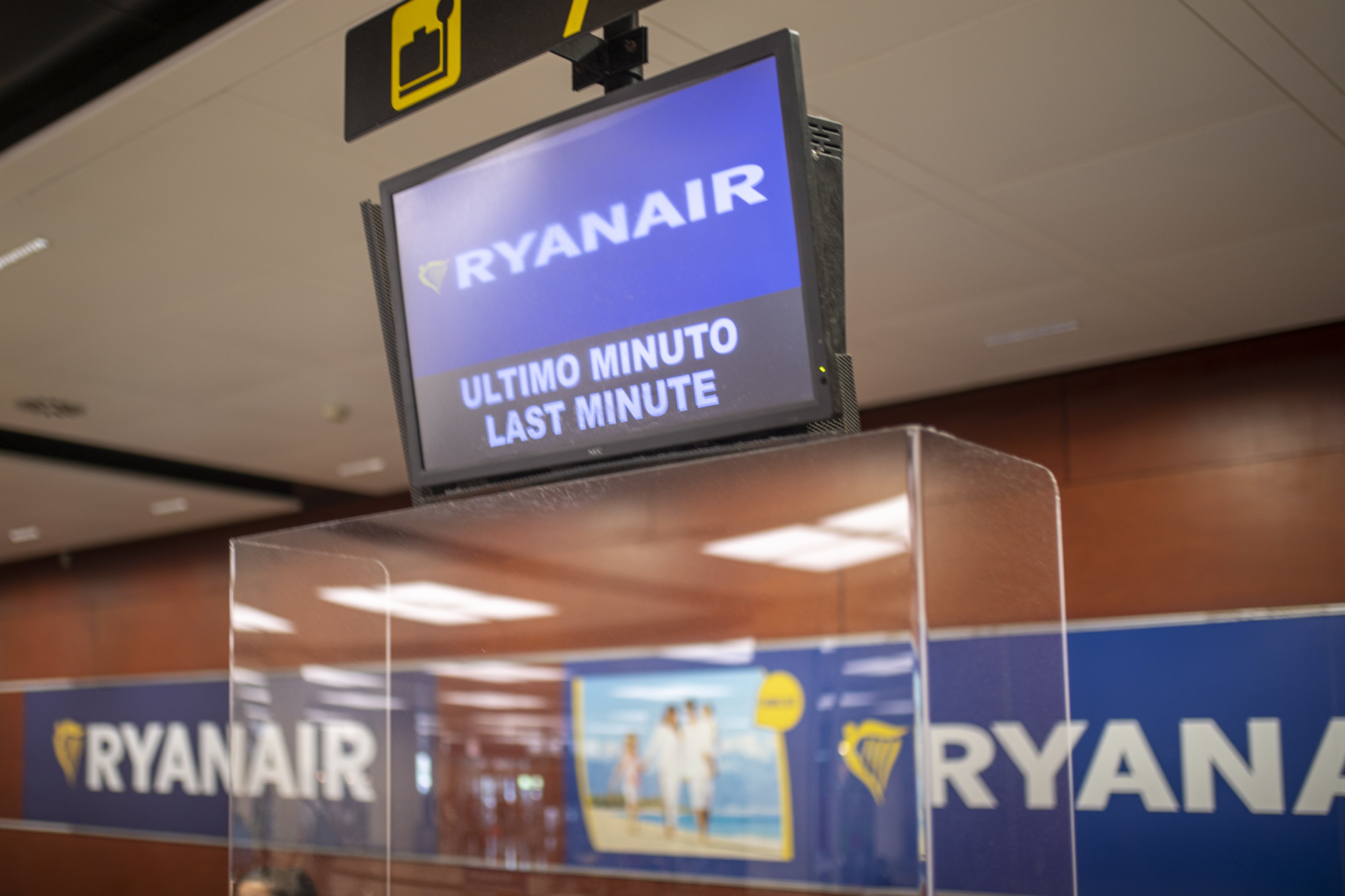 La vaga de tripulants de cabina de Ryanair torna a deixar vols cancel·lats i retards al Prat