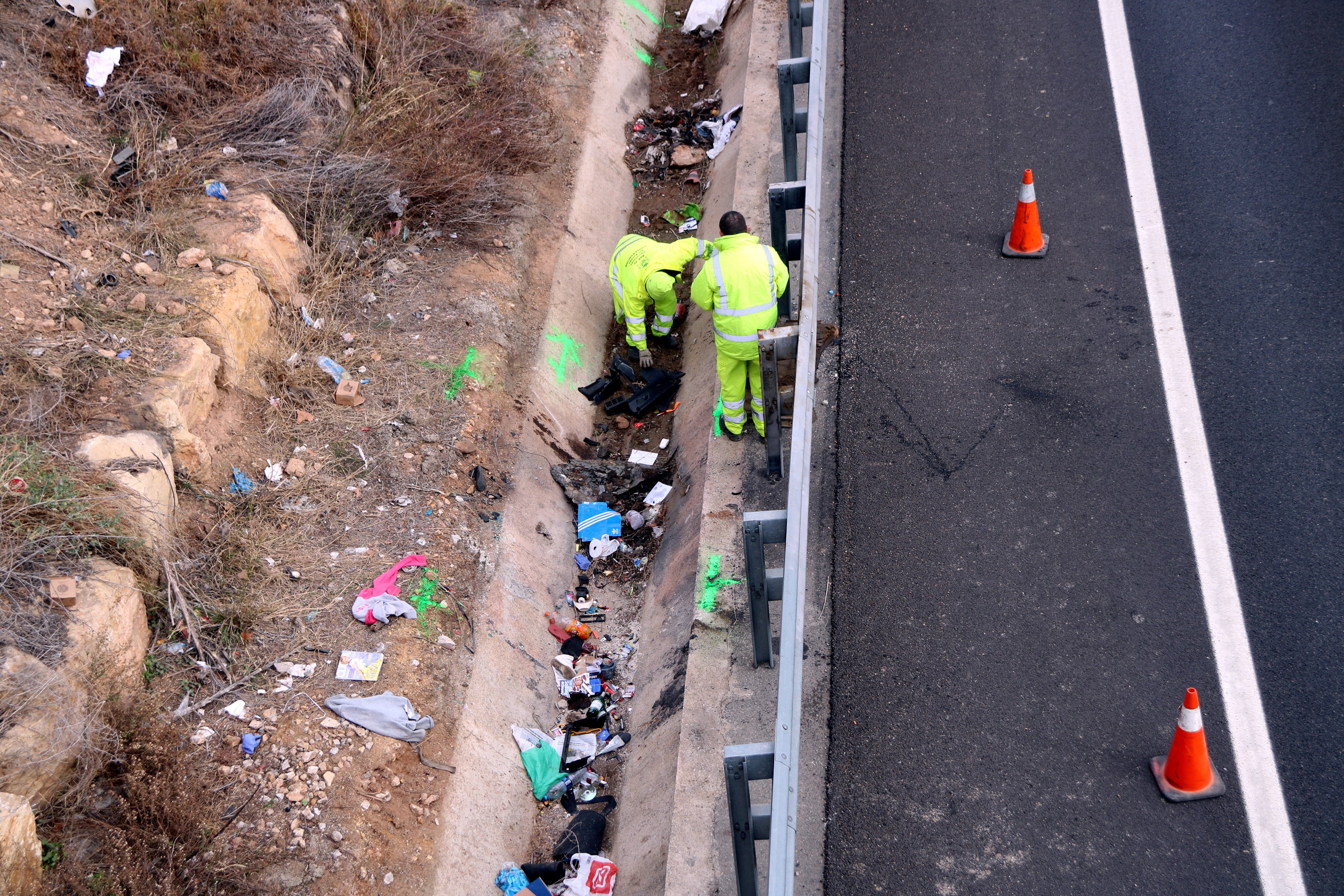 Dues noies mortes i un ferit greu en caure a l'autovia un turisme a Tarragona