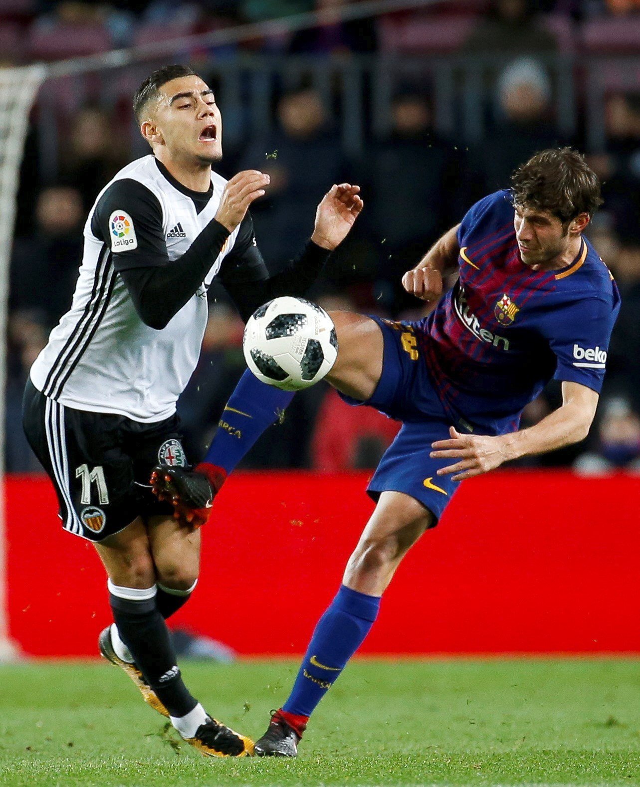 Valencia calienta las semifinales de Copa y ataca a Sergi Roberto