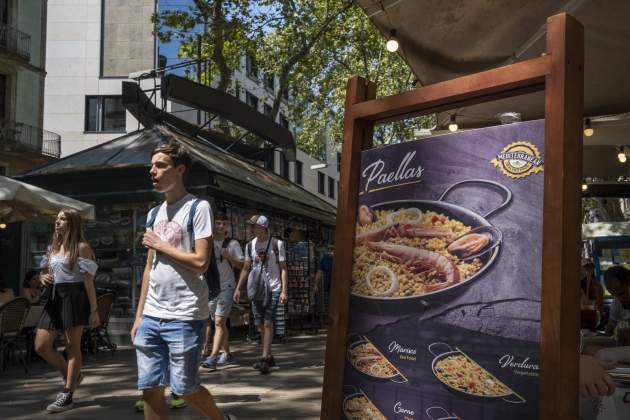 economia, Les Rambles, menjar, terrasses, cartell paella / Foto: Carlos Baglietto