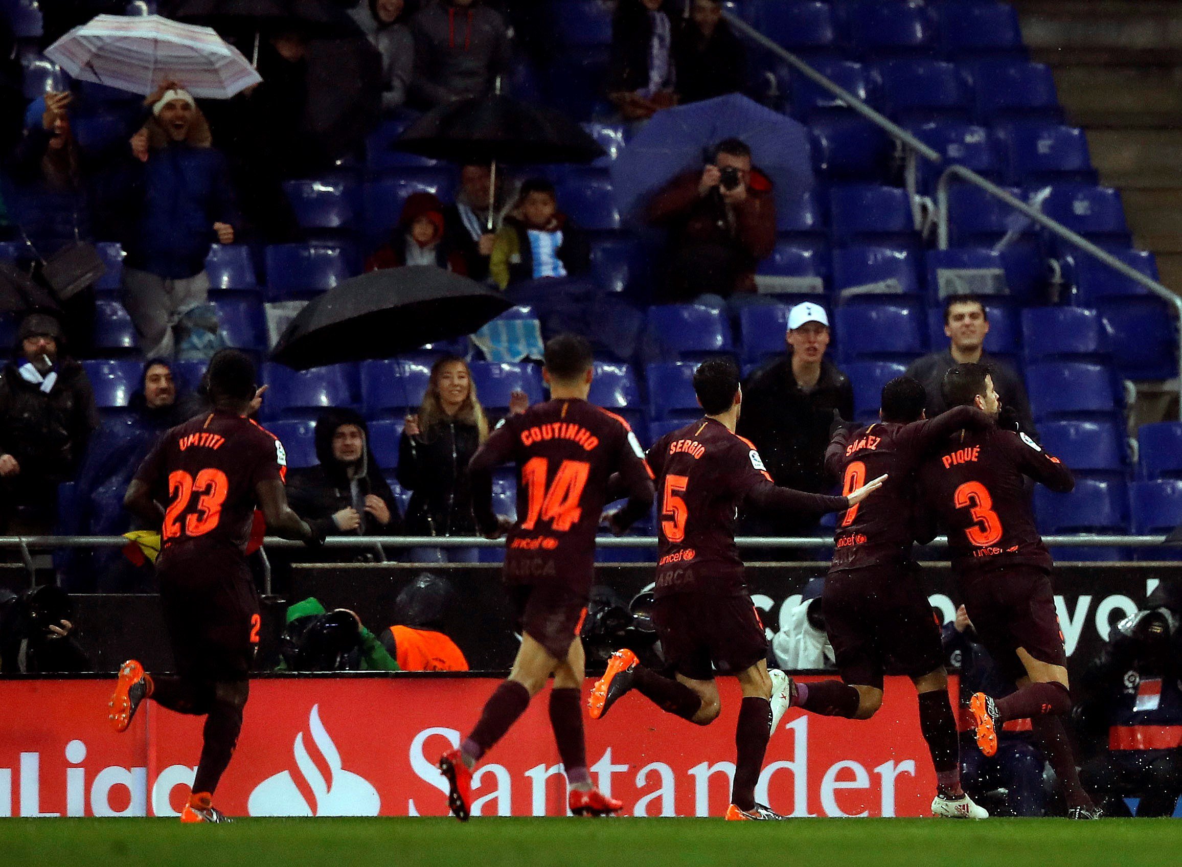 Piqué silencia Cornellà y mantiene la imbatibilidad del Barça en la Liga (1-1)